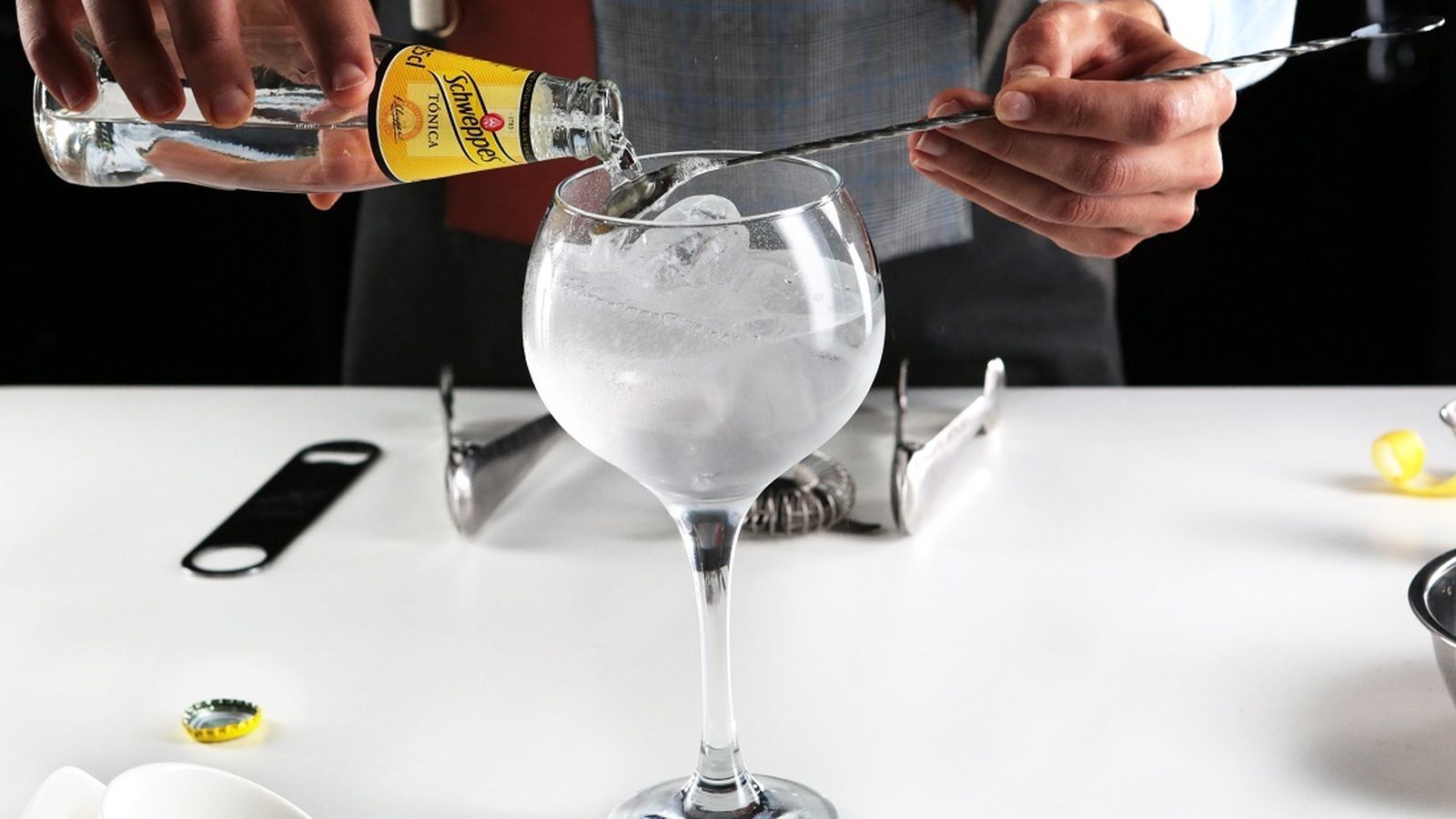 Un 'bartender' prepara un 'gin tonic' clásico.