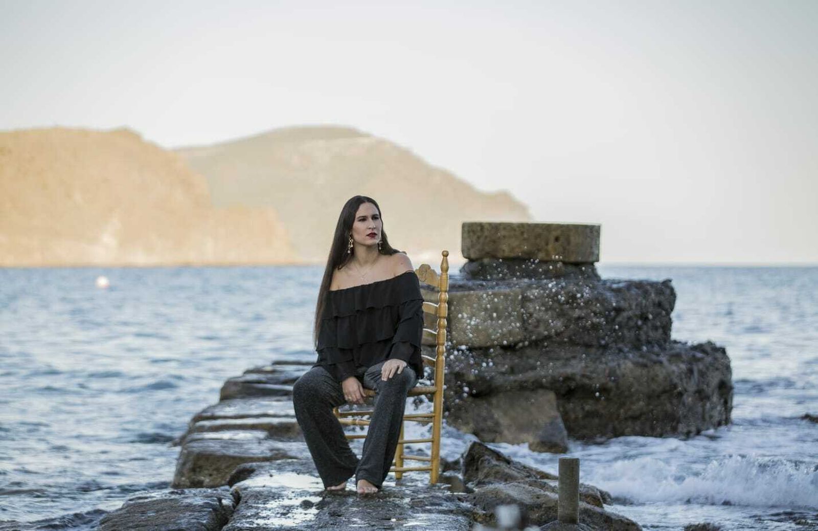 Ana Mar toca el violín y también canta flamenco. Lo primero que hizo en público fue cantar una saeta en una Semana Santa.