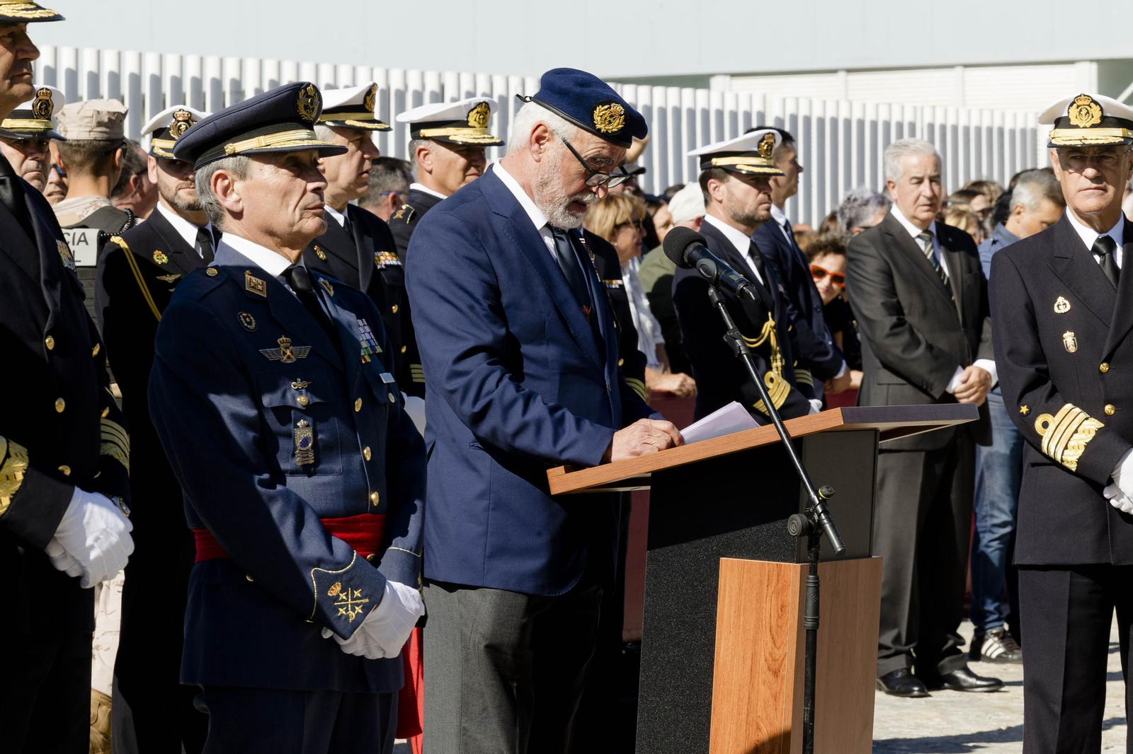 Las imágenes del día del veterano de las Fuerzas Armadas y Guardia Civil en Cádiz.