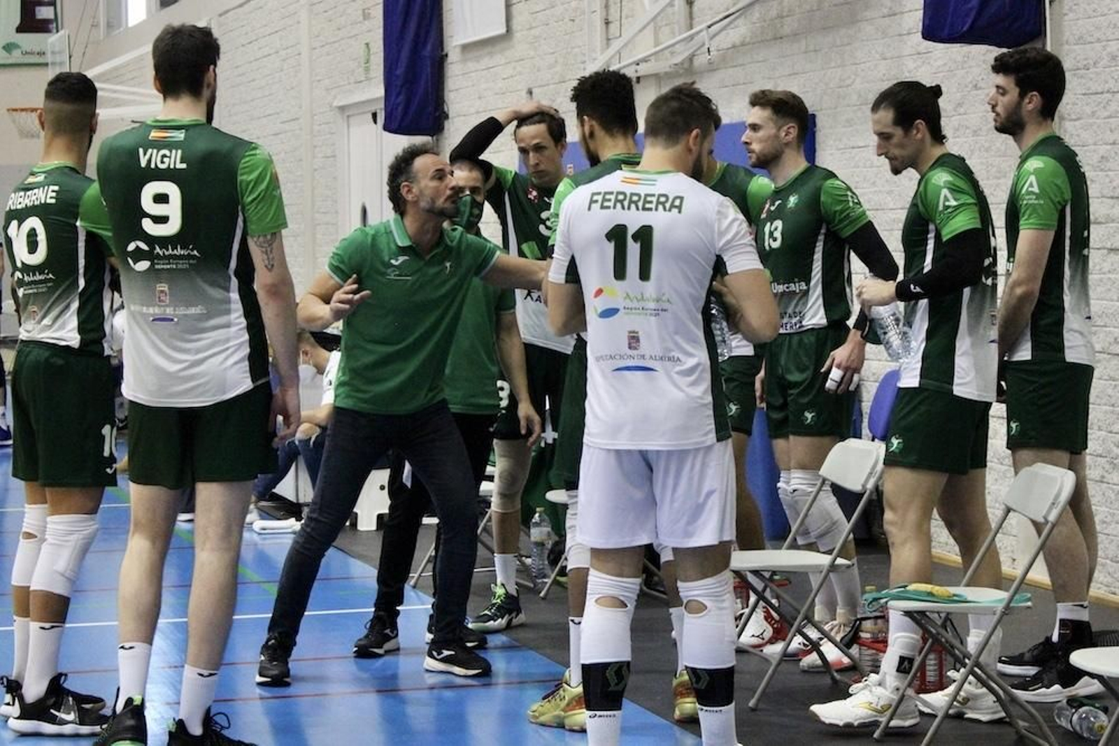 Manolo Berenguel da órdenes a sus jugadores.