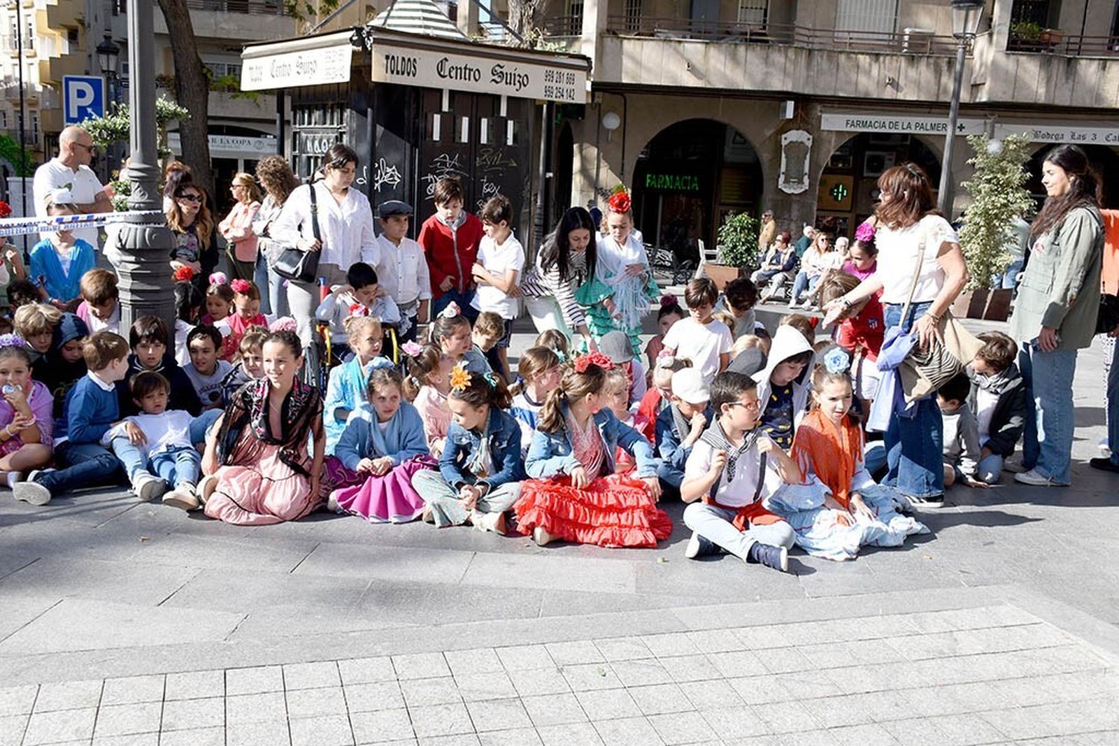 Imágenes de los peregrinos de la Hermandad de Emigrantes en su salida por las calles de Huelva