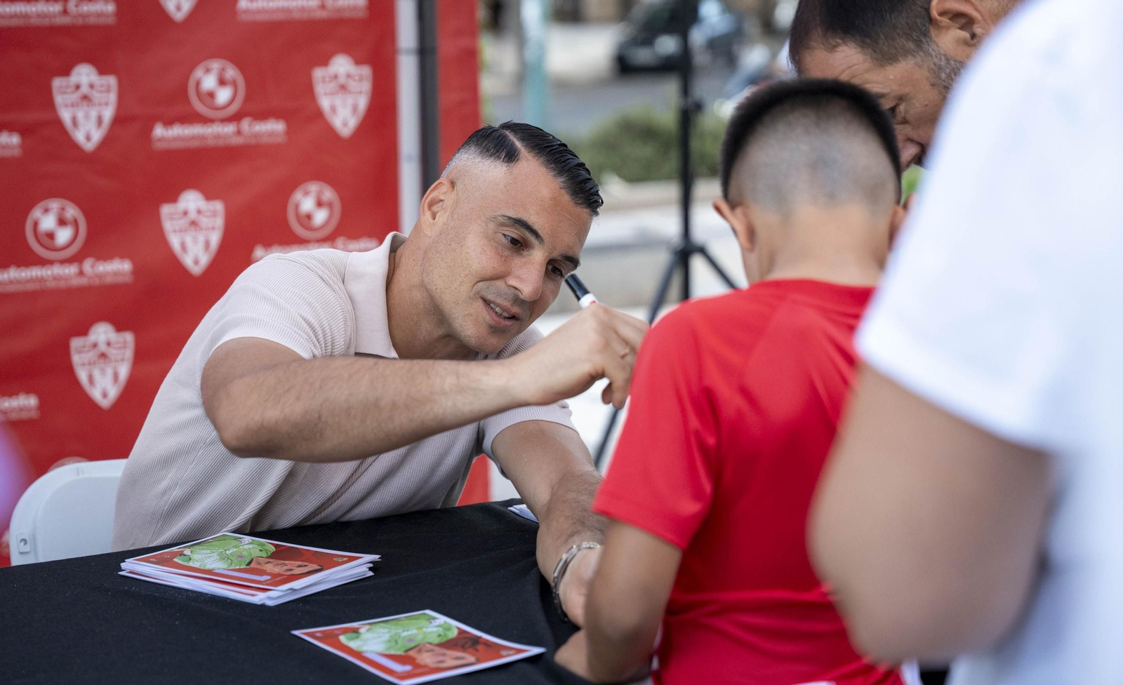 Los jugadores de la UDA Thalys y Andrés firman autógrafos