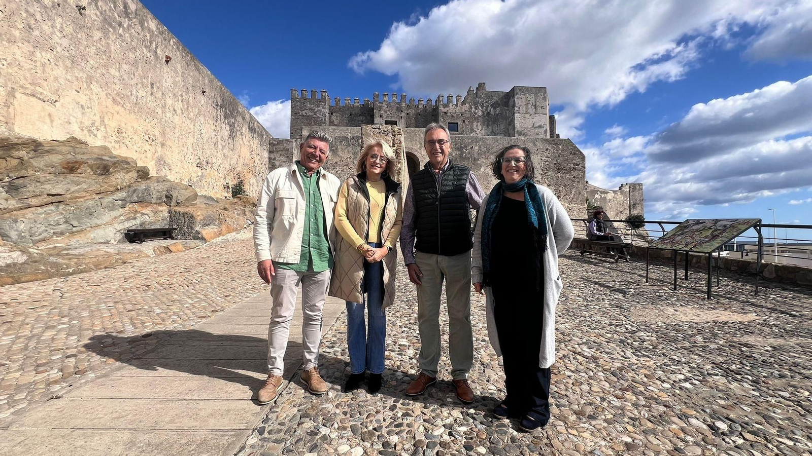 Pilar Pintor visitó el castillo de Tarifa con José Antonio Santos  e Ignacio Trujillo.