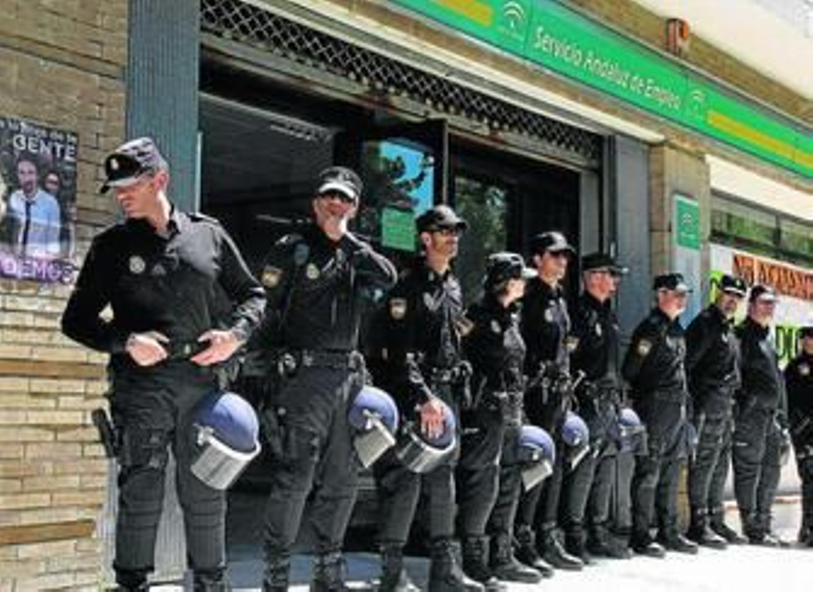 El cordón policial que custodiaba en la mañana de ayer el acceso a las oficinas del Servicio Andaluz de Empleo. El cordón policial que custodiaba en la mañana de ayer el acceso a las oficinas del Servicio Andaluz de Empleo.