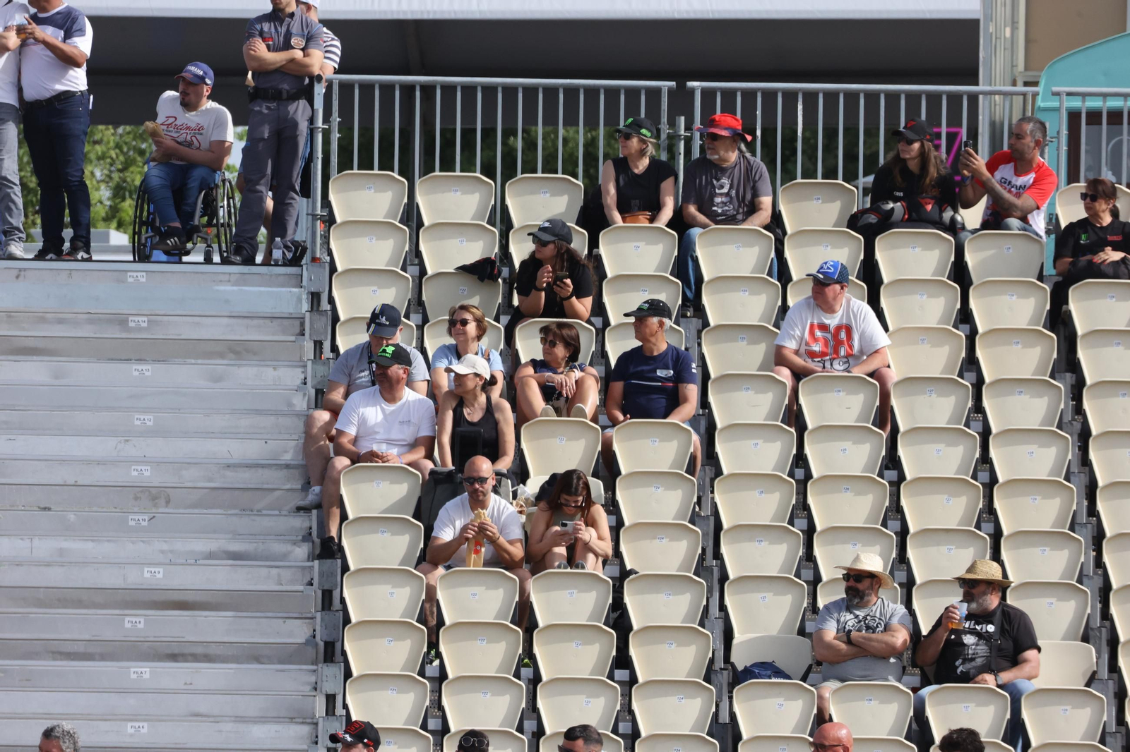 Ambiente del viernes en las gradas del Circuito de Jerez - Ángel Nieto