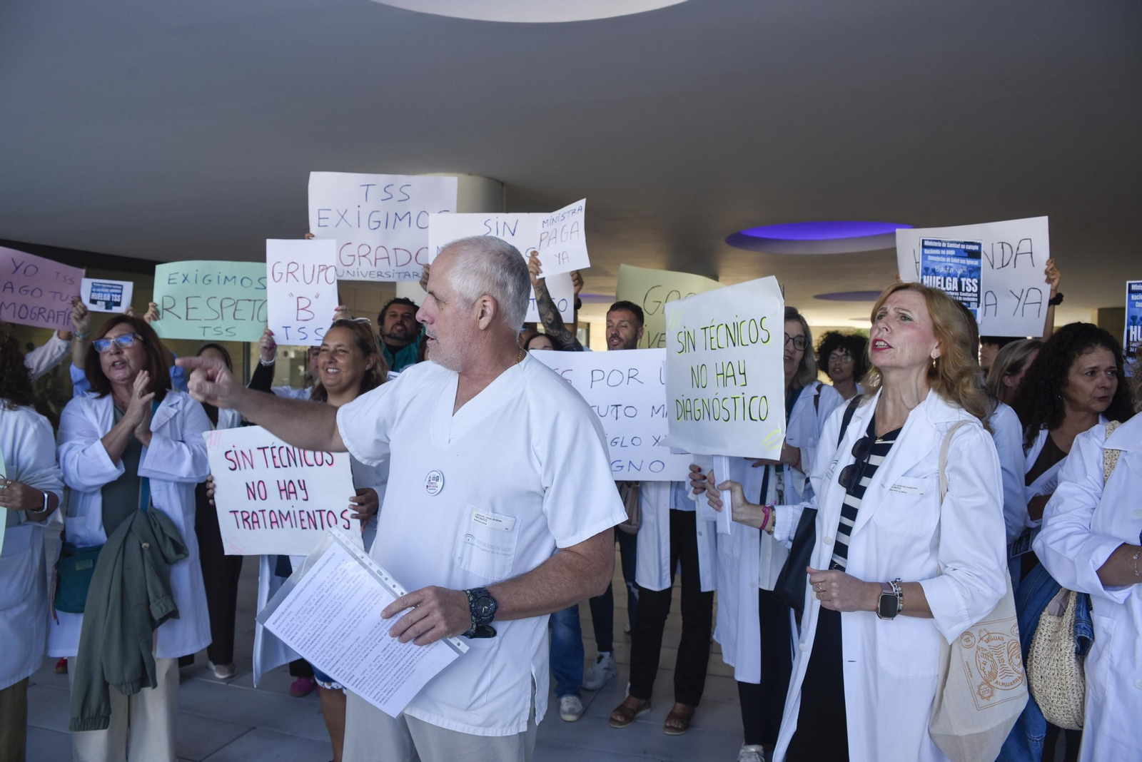 Las fotos de la concentración de los Técnicos Superiores Sanitarios en el Hospital de La Línea
