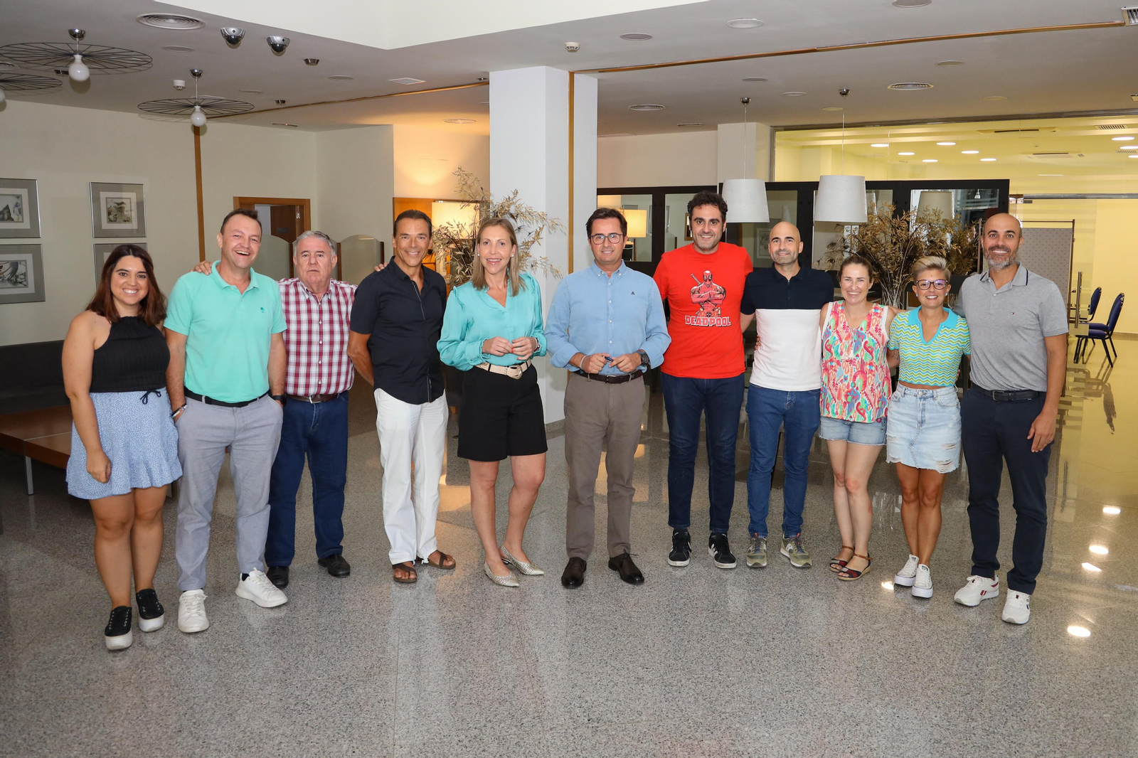 El jurado posa tras elegir los premios