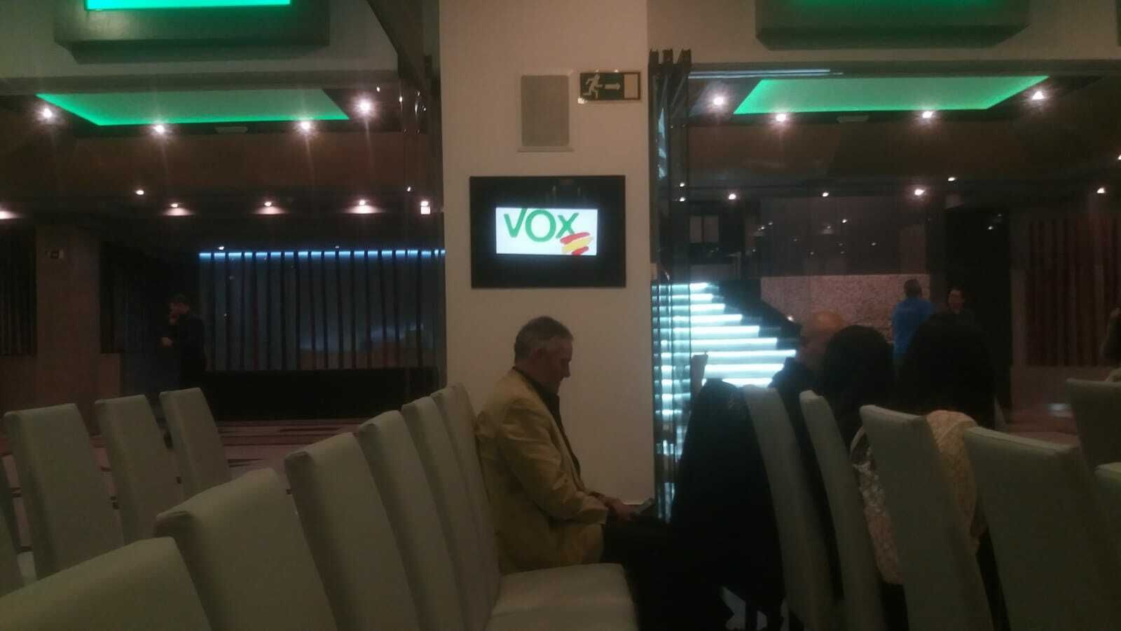 Un seguidor de Vox en Granada sigue el recuento