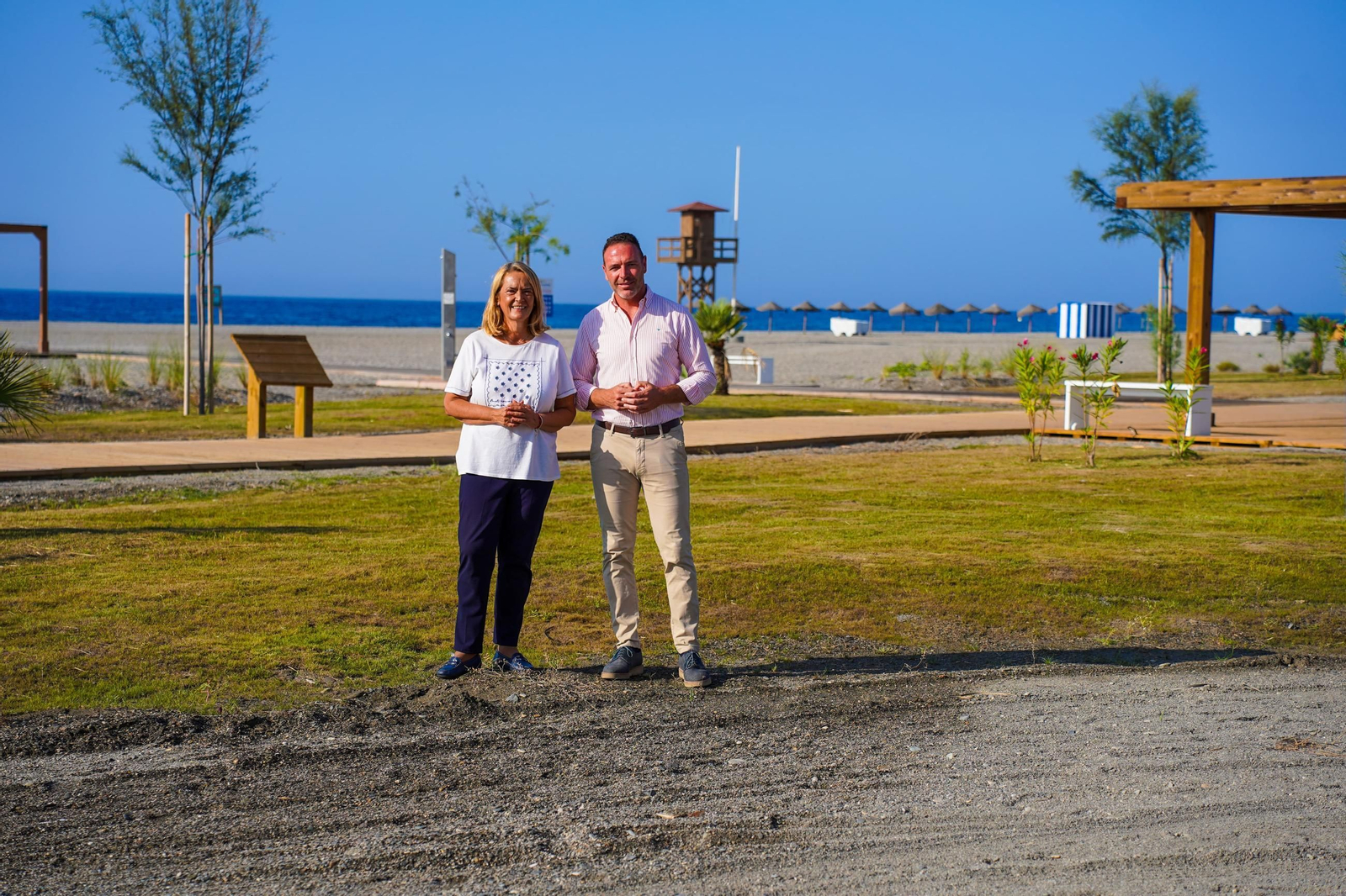 La alcaldesa de Motril y el concejal de Parques y Jardines en la Playa de Poniente