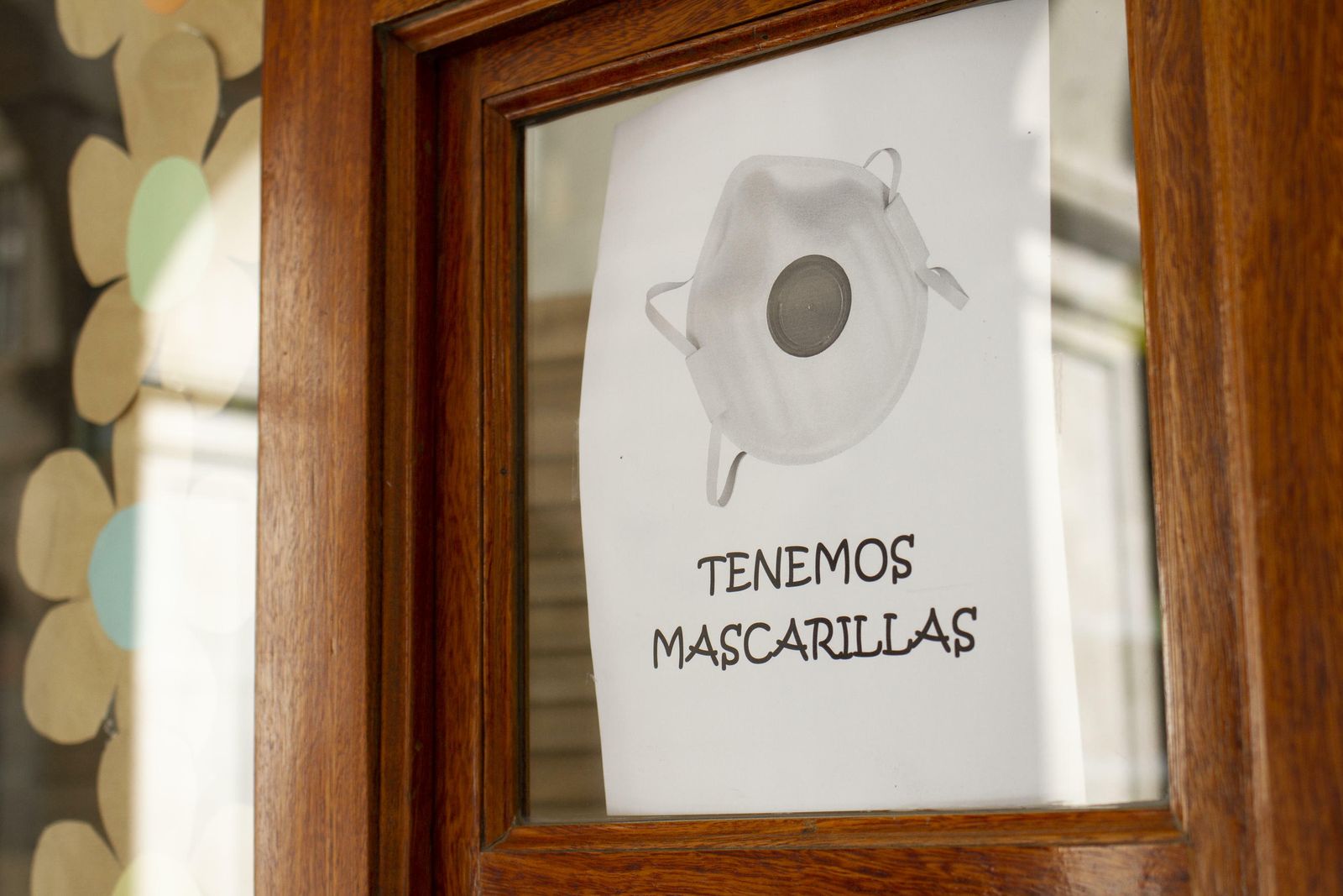 Un establecimiento anuncia la venta de mascarillas.