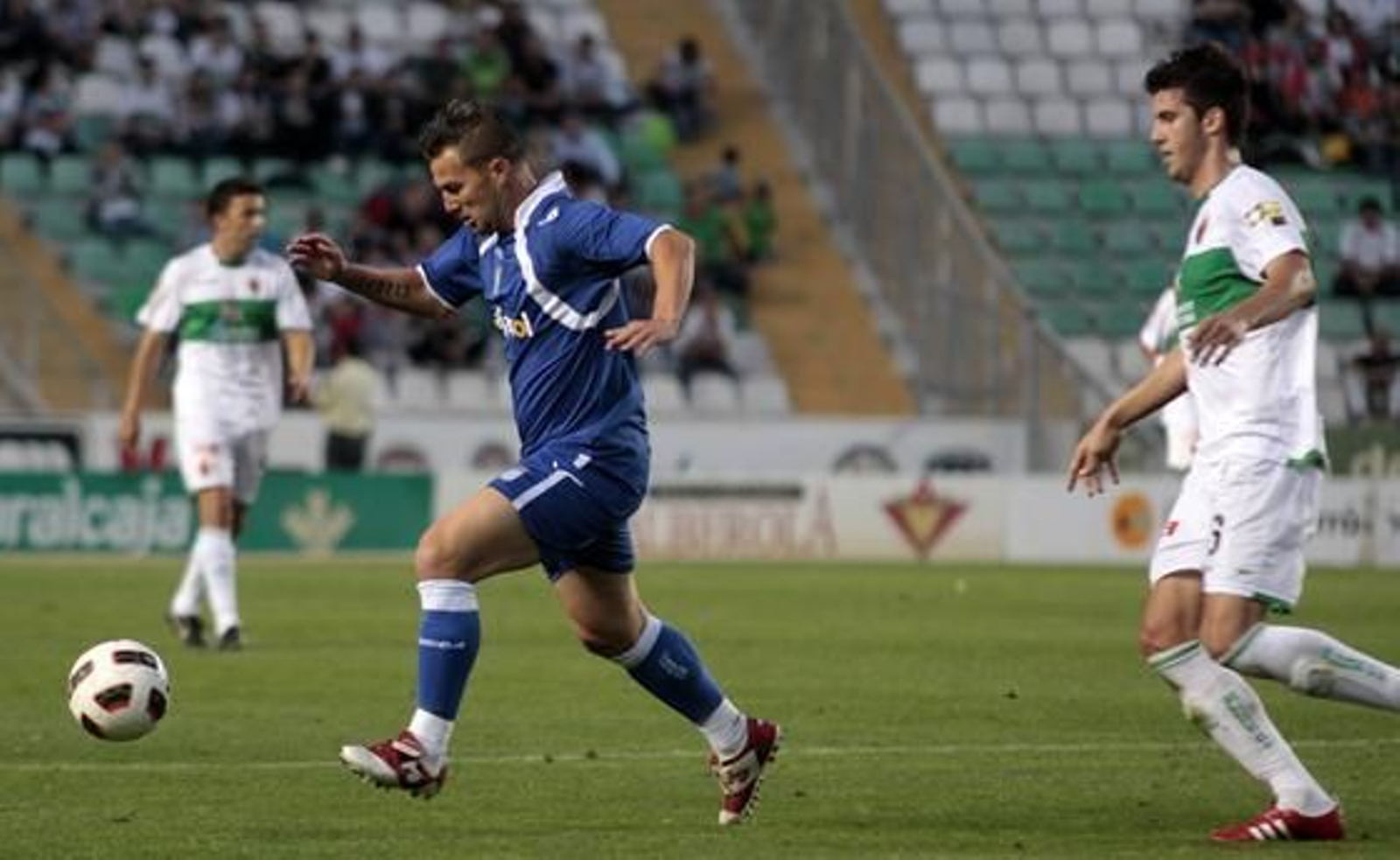 Antoñito recibe una pelota. / LOF