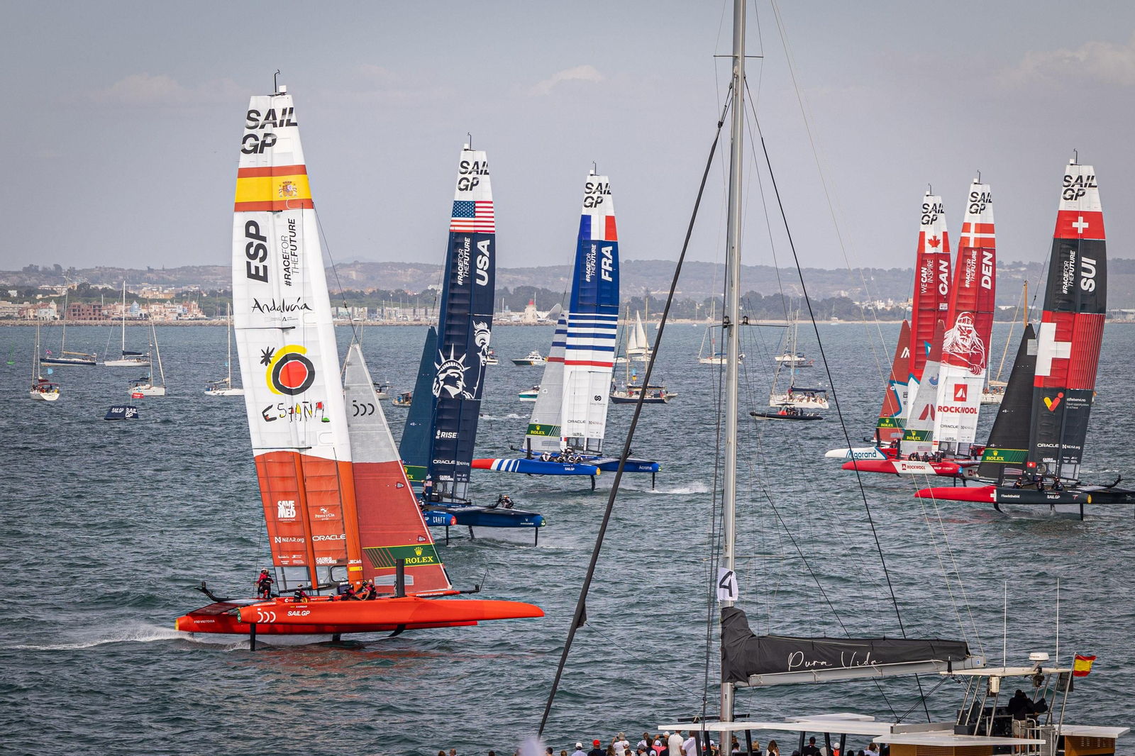 Búscate en SailGP Cádiz: La ciudad disfruta del ambiente del domingo con las actividades, las carreras y los bares