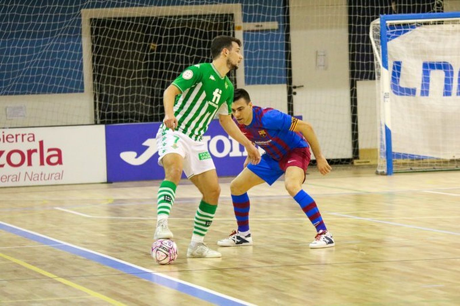 Eric Pérez pisa la pelota ante un defensor azulgrana.