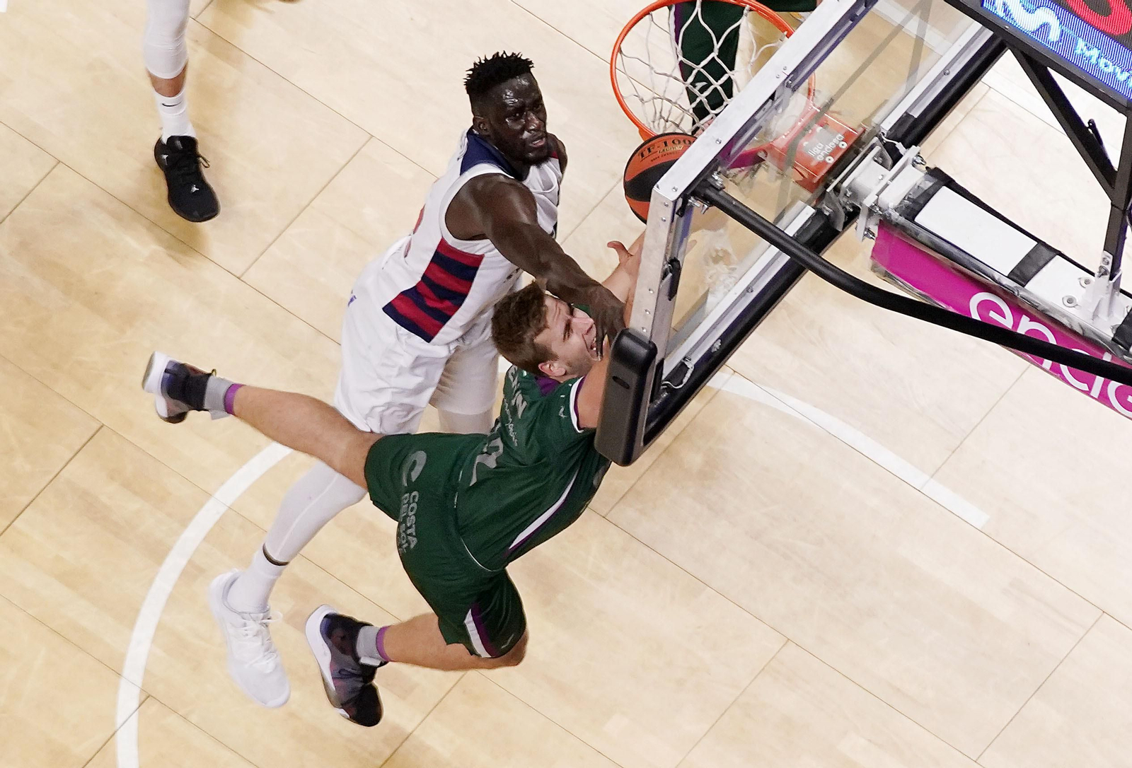 Diop golpea a Gerun en el Unicaja-Baskonia. Diop golpea a Gerun en el Unicaja-Baskonia.