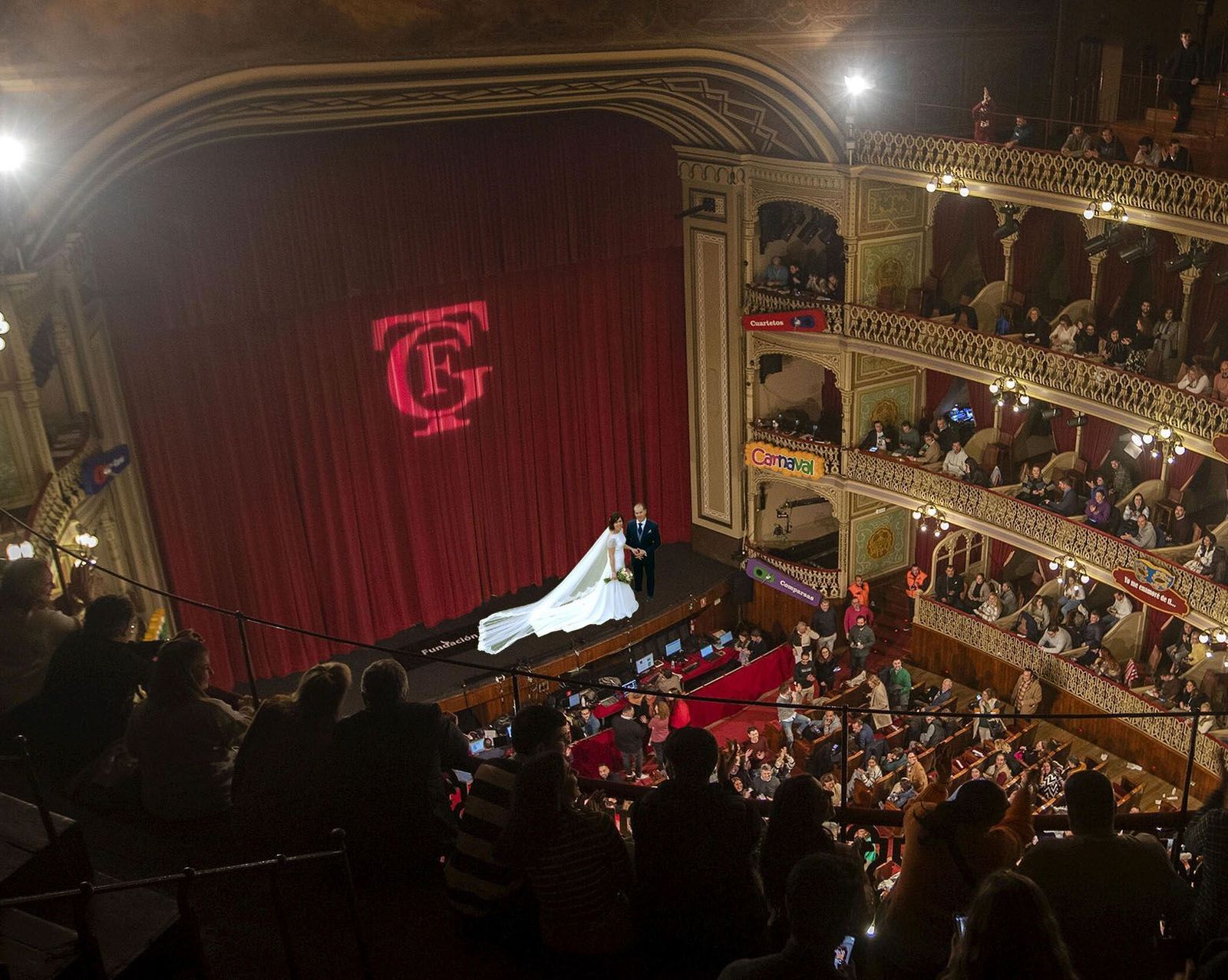 Recreación de una boda en el escenario del Falla.