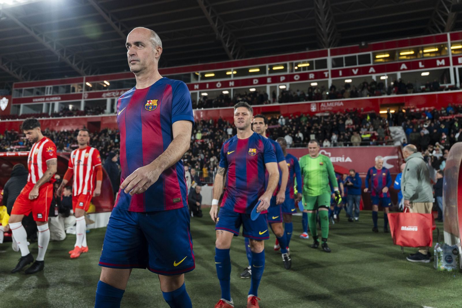 Fotogalería del partido homenaje a Guillermo Blanes entre los veteranos de la UD Almería y el FC Barcelona