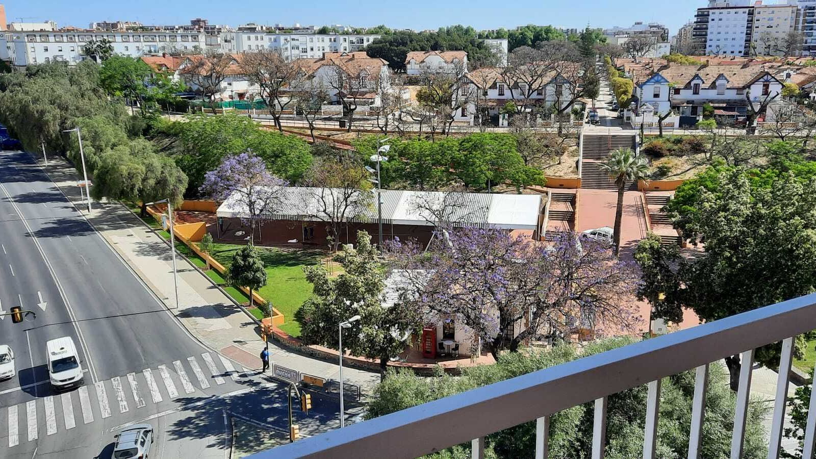 Habilitación de las carpas en la Plaza España del Barrio Obrero de Huelva.