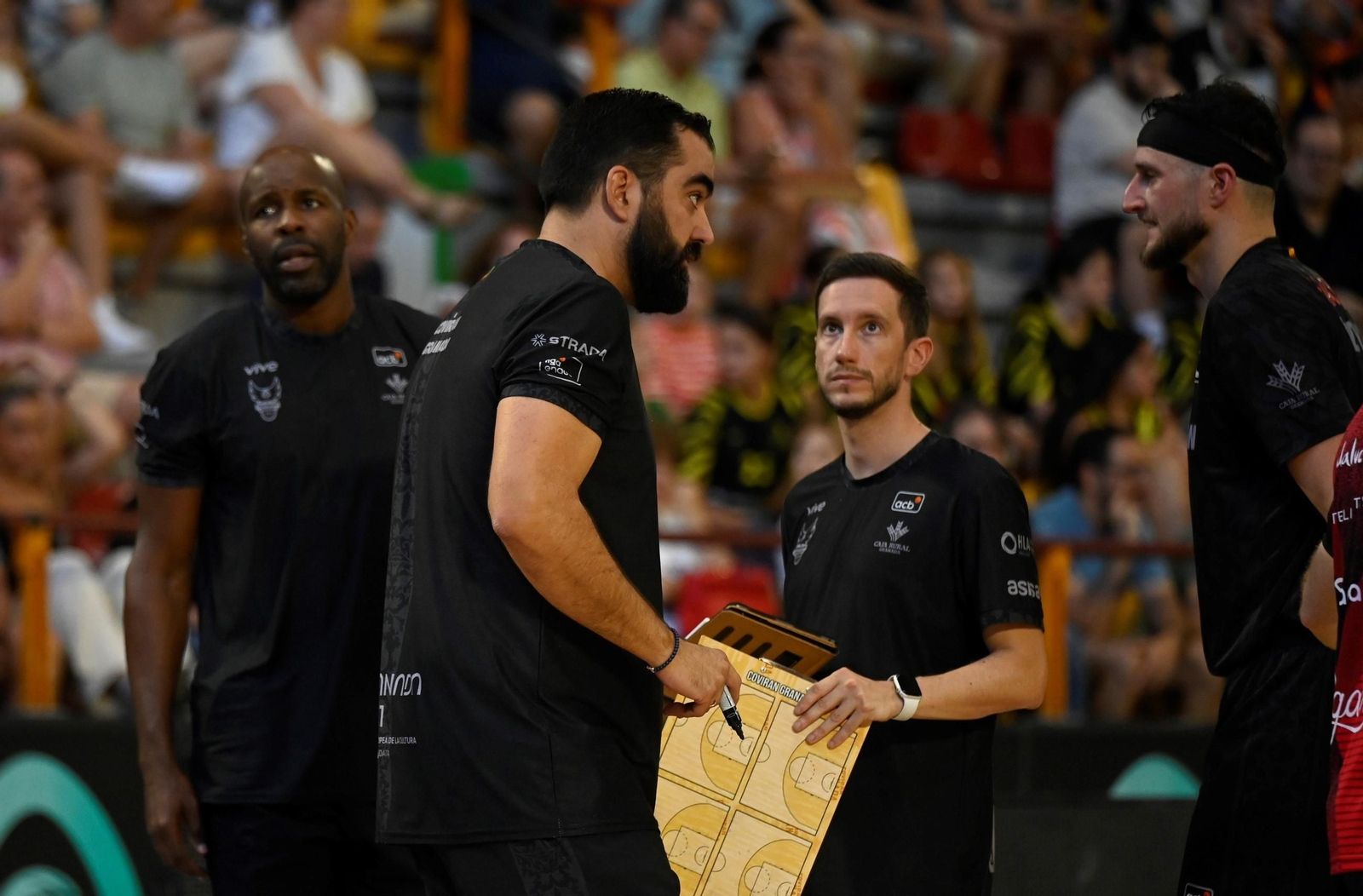 Ramón Díaz conversa con Zach Hankins en el partido ante el Unicaja de la Copa de Andalucía.