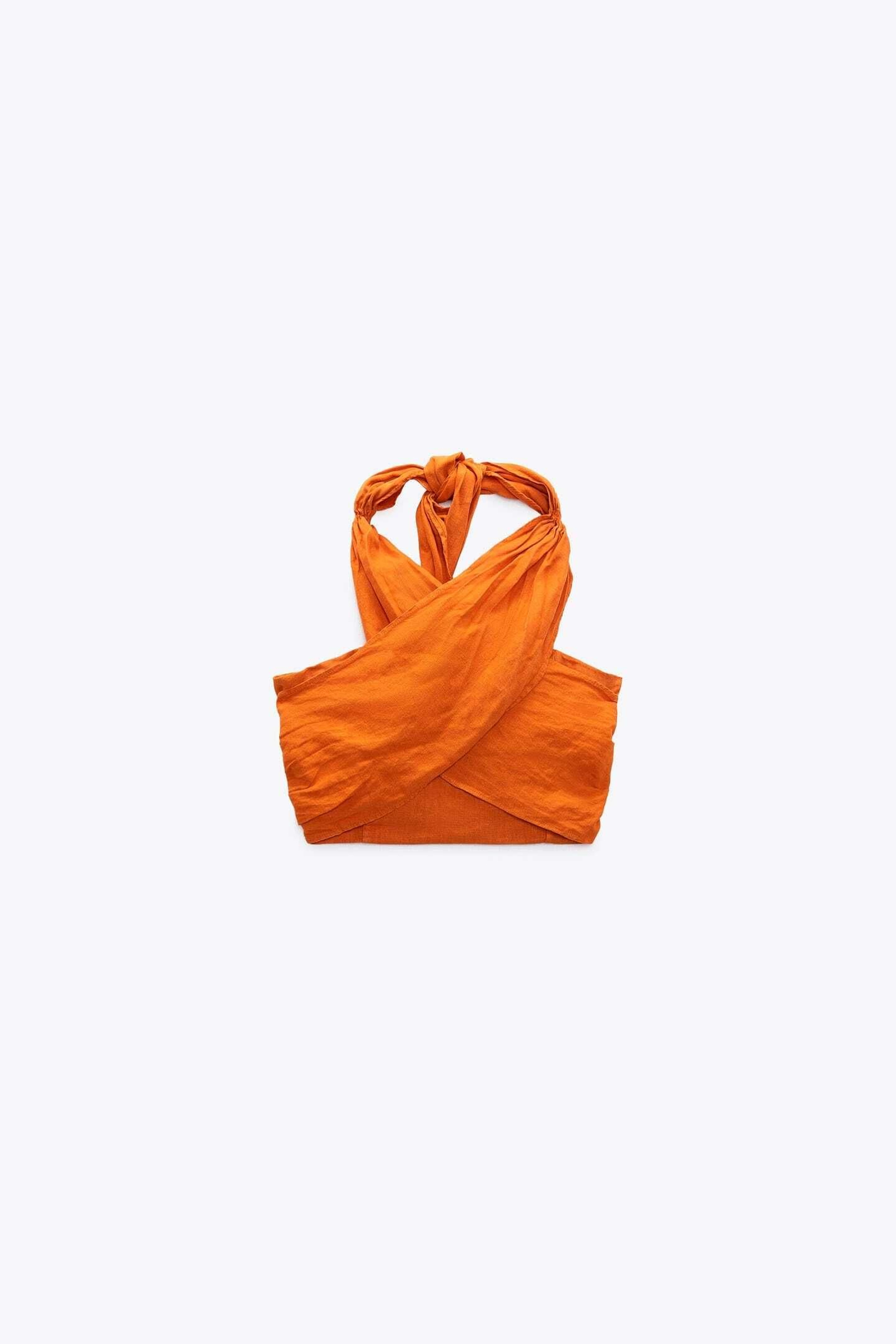 Top cropped naranja de Zara.