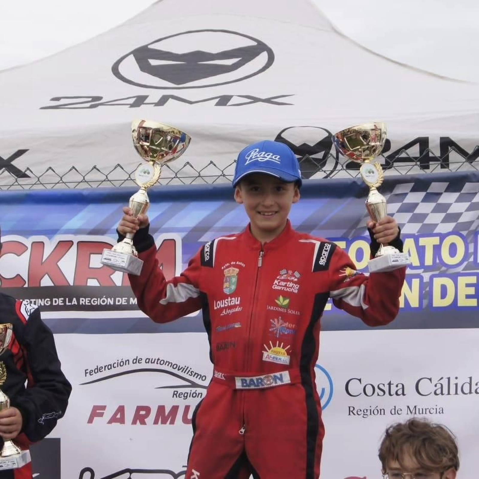 El almeriense posa con sus dos últimos trofeos logrados en el Campeonato de Karting de la Región de Murcia.
