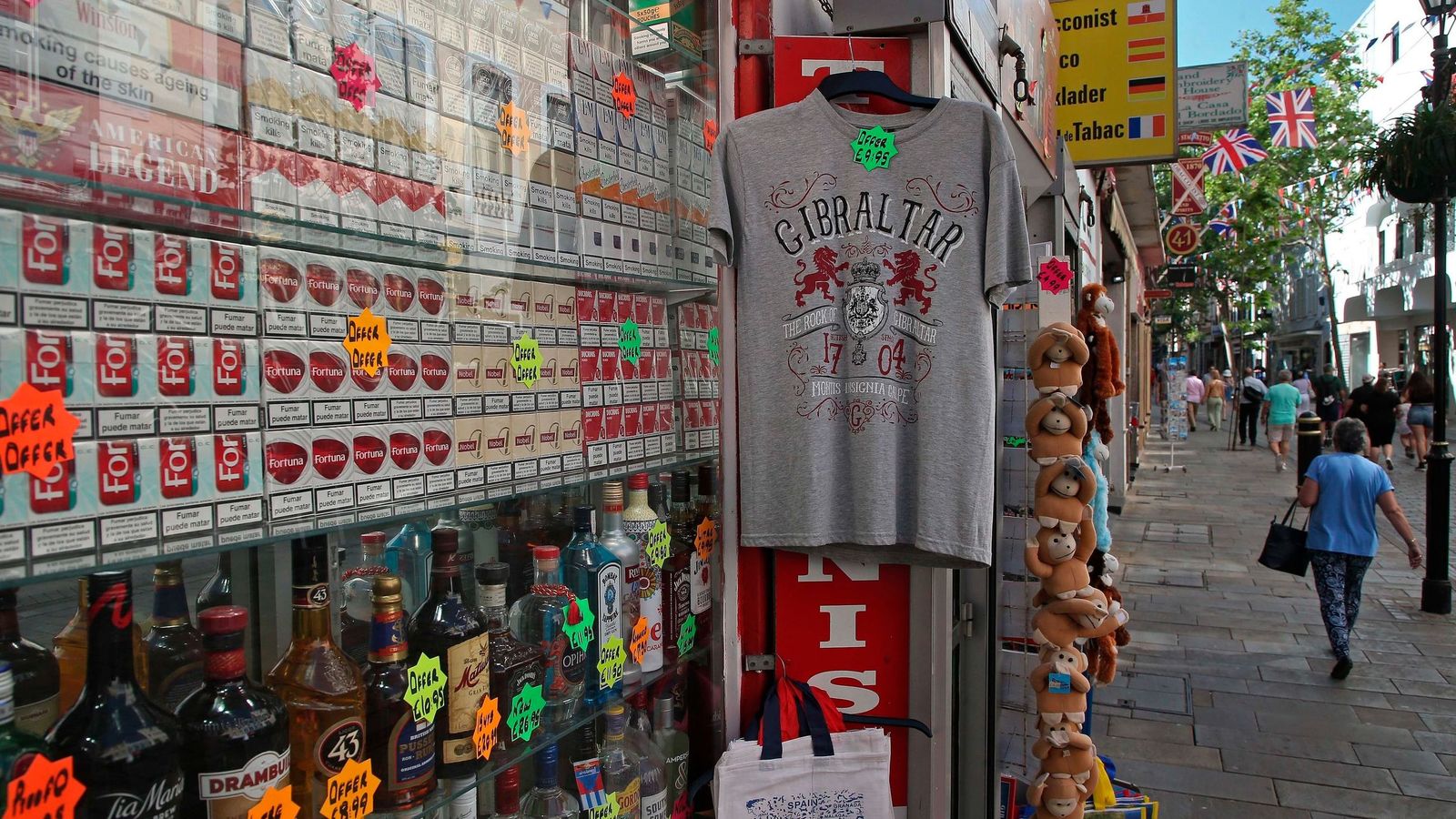 Tabaco y Alcohol en un escaparate del Peñón.