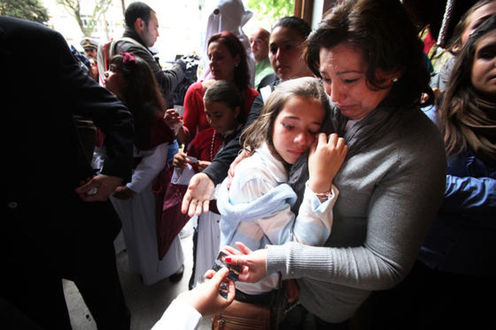 Todo consuelo fue poco. Para ejemplo, el de estas cofrades de La Clemencia.

Foto: Vanesa Lobo