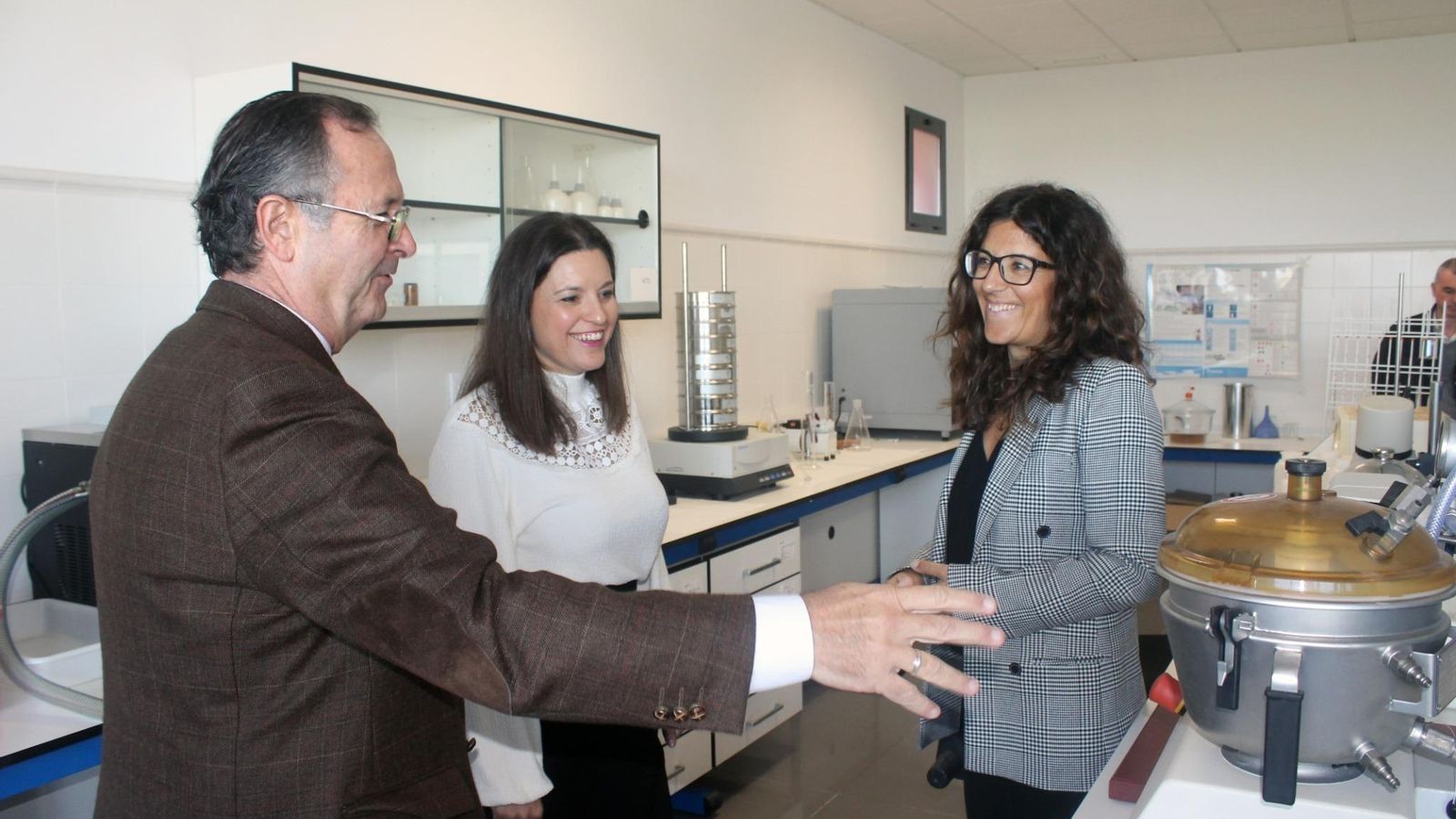 Un momento de la visita a las instalaciones de Ctaqua que hizo Patricia Cavada.