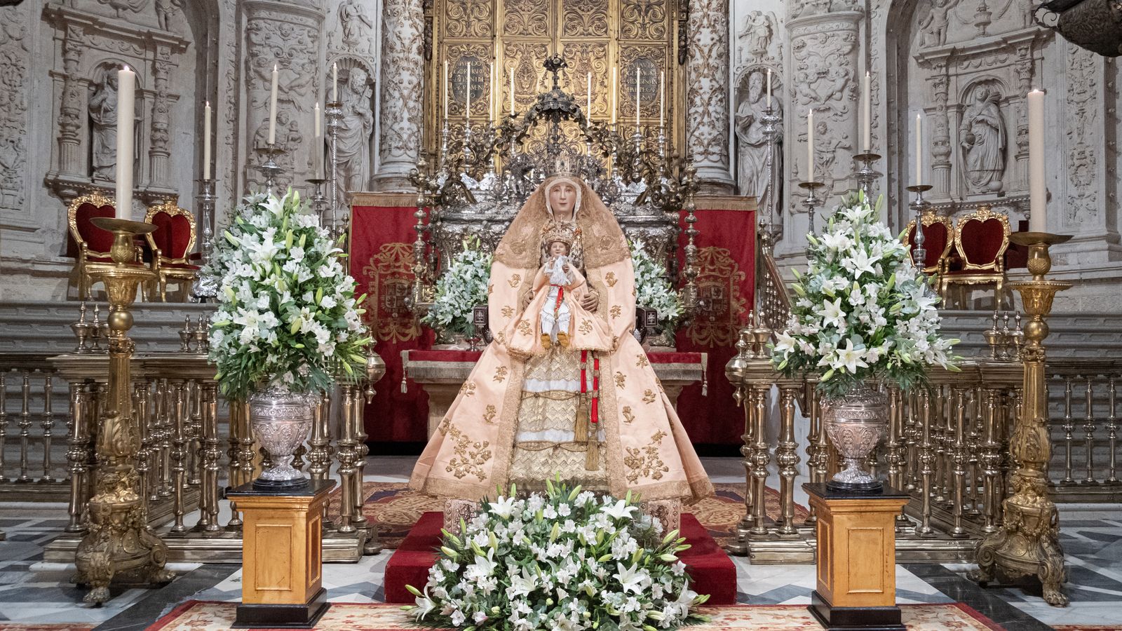 La Virgen de los Reyes durante su veneración en la Capilla Real