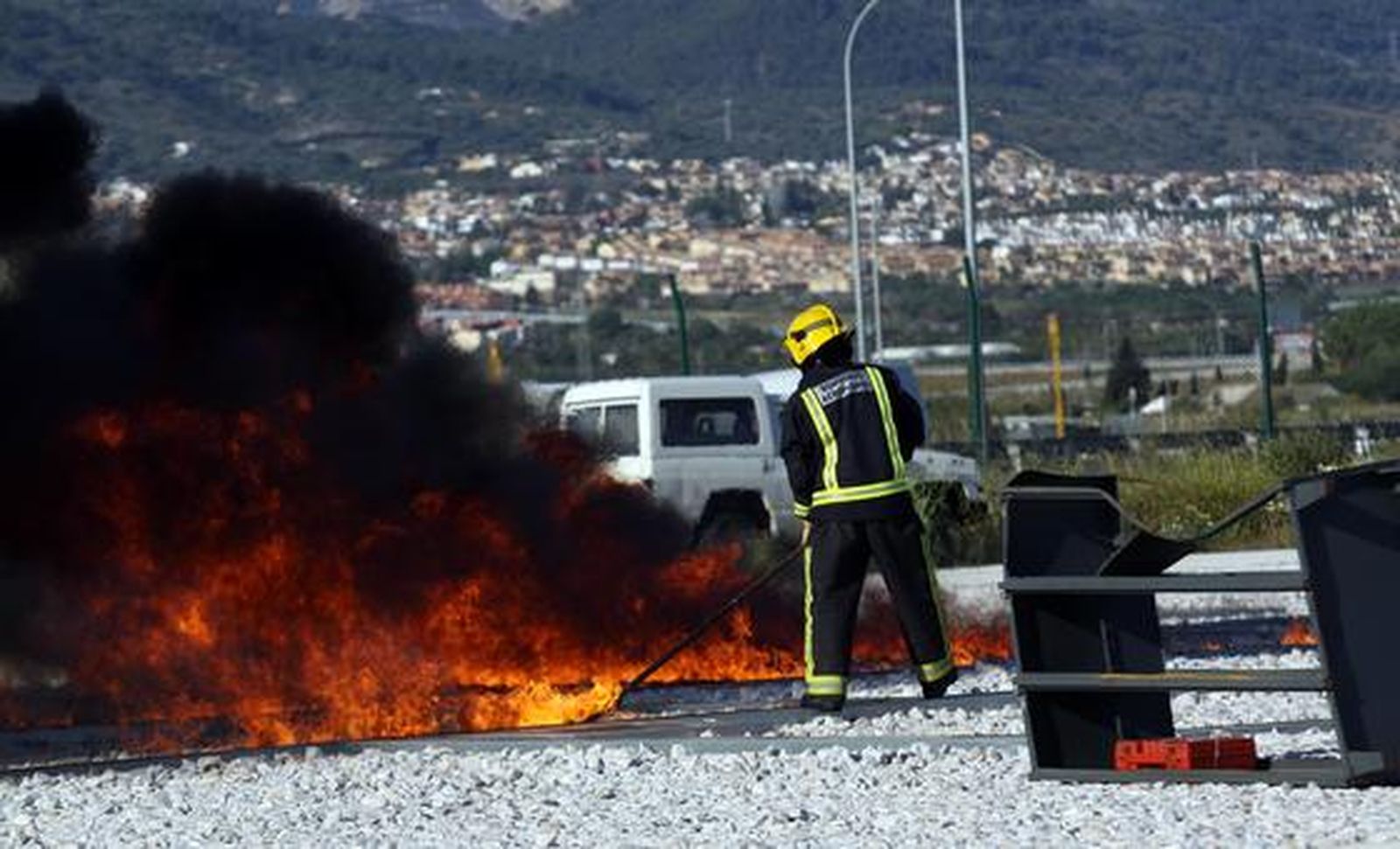 Simulacro de accidente en el aeropuerto de Málaga en el que participaron unas 200 personas 

Foto: Migue Fernández