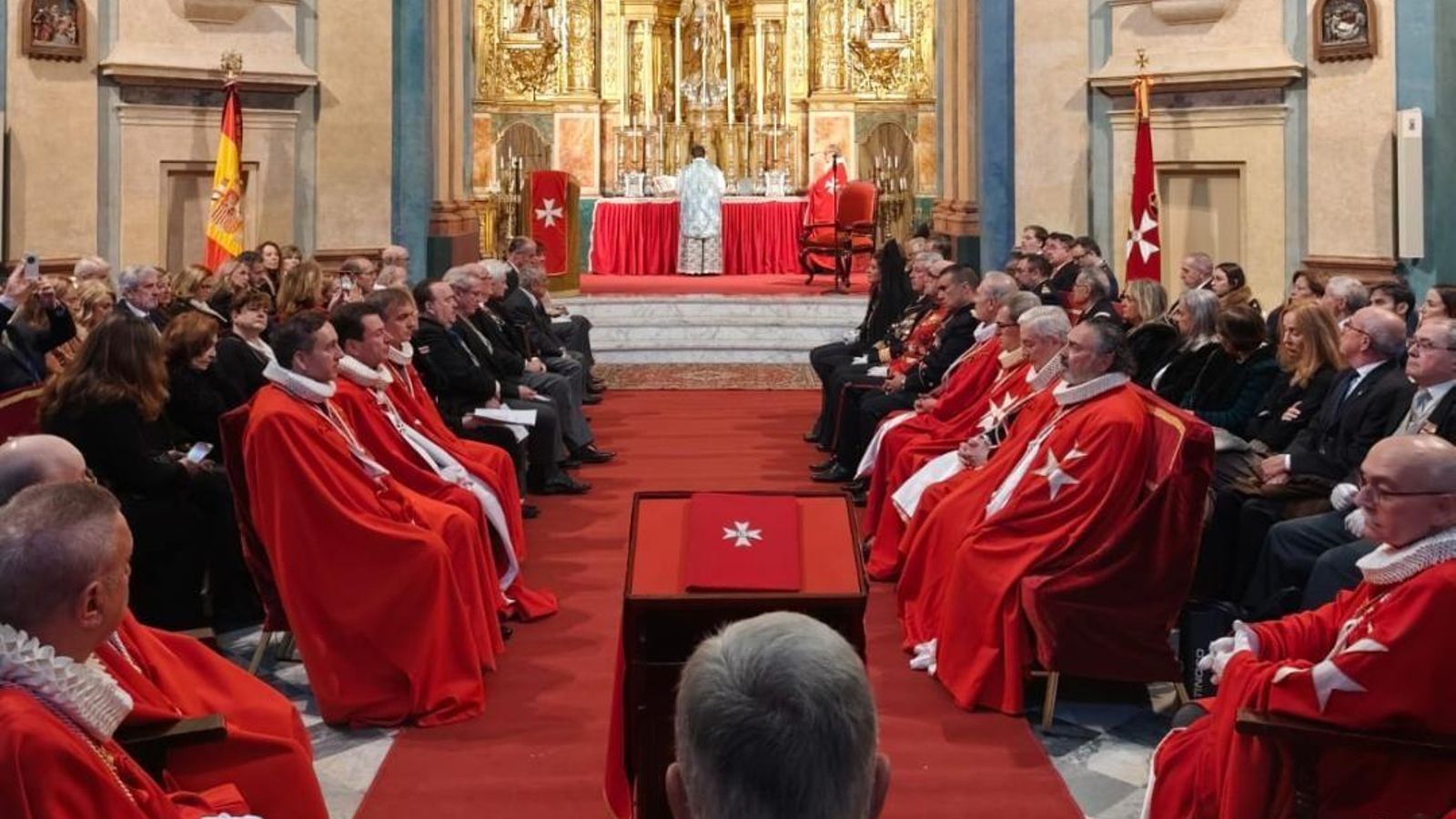 Miembros y damas de Caballeros Hospitalarios durante la misa oficiada por el consultor eclesiástico de la institución, padre Rubén Vargas.