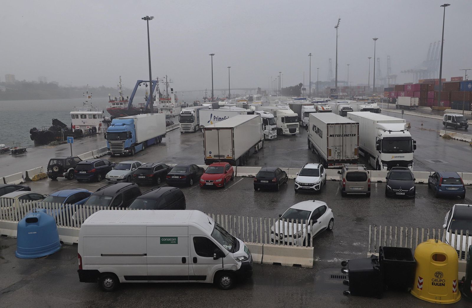 Fotos de la borrasca Joseph: Rachas de 100 km/h cierran el Estrecho y colapsan el Puerto de Algeciras