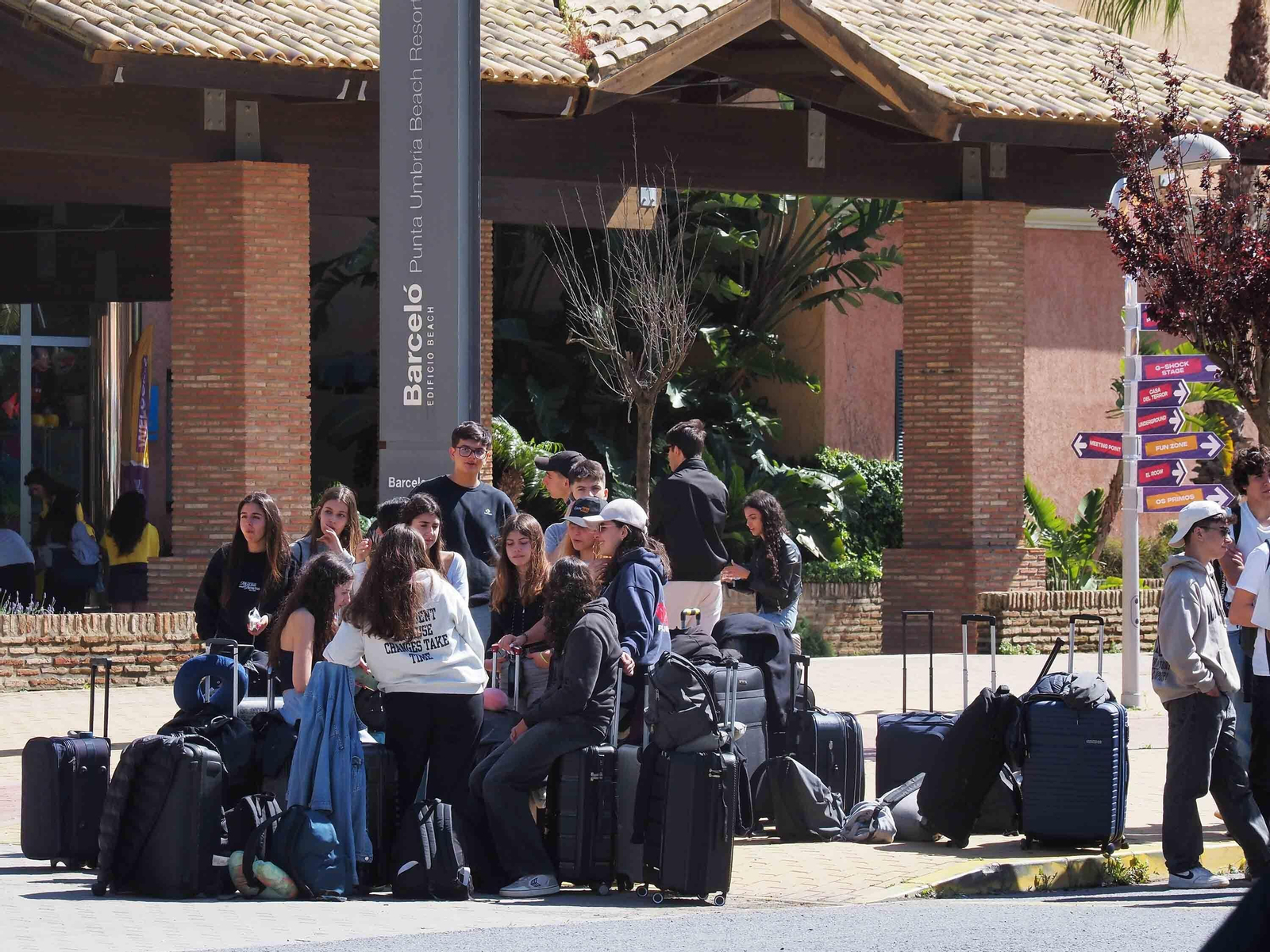 Las fotos de la espectacular llegada de 10.000 estudiantes portugueses a Punta Umbría