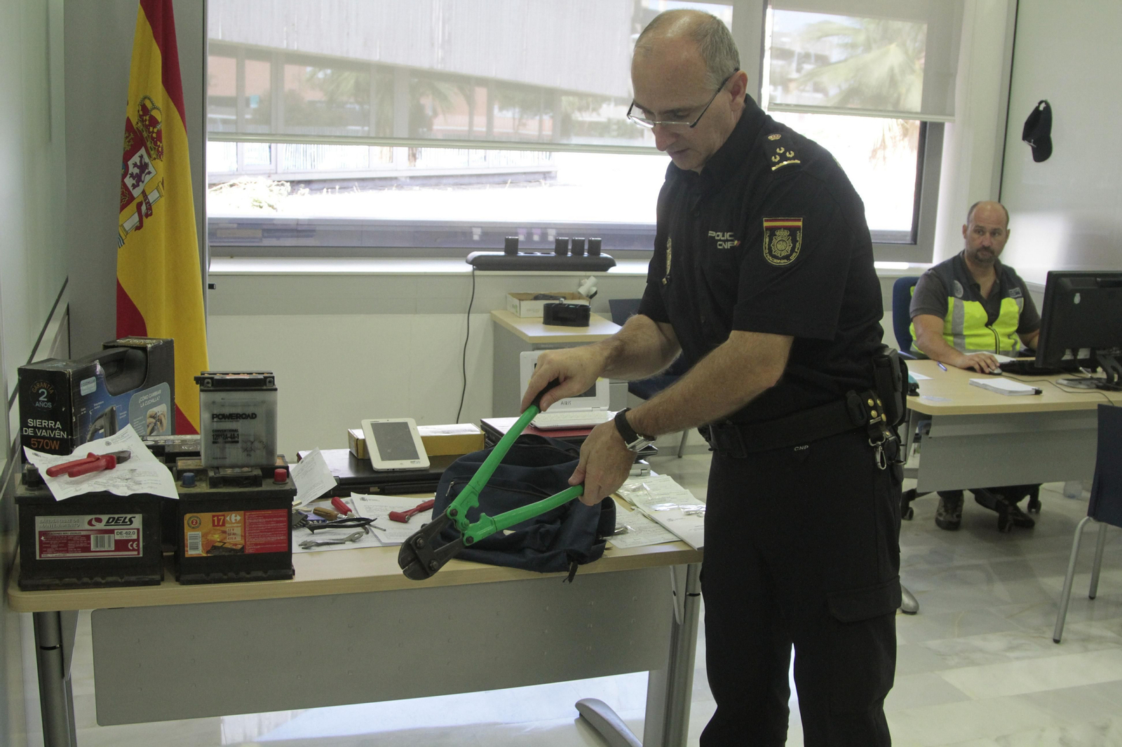 Bandas de ladrones roban baterías de vehículos para extraer plomo