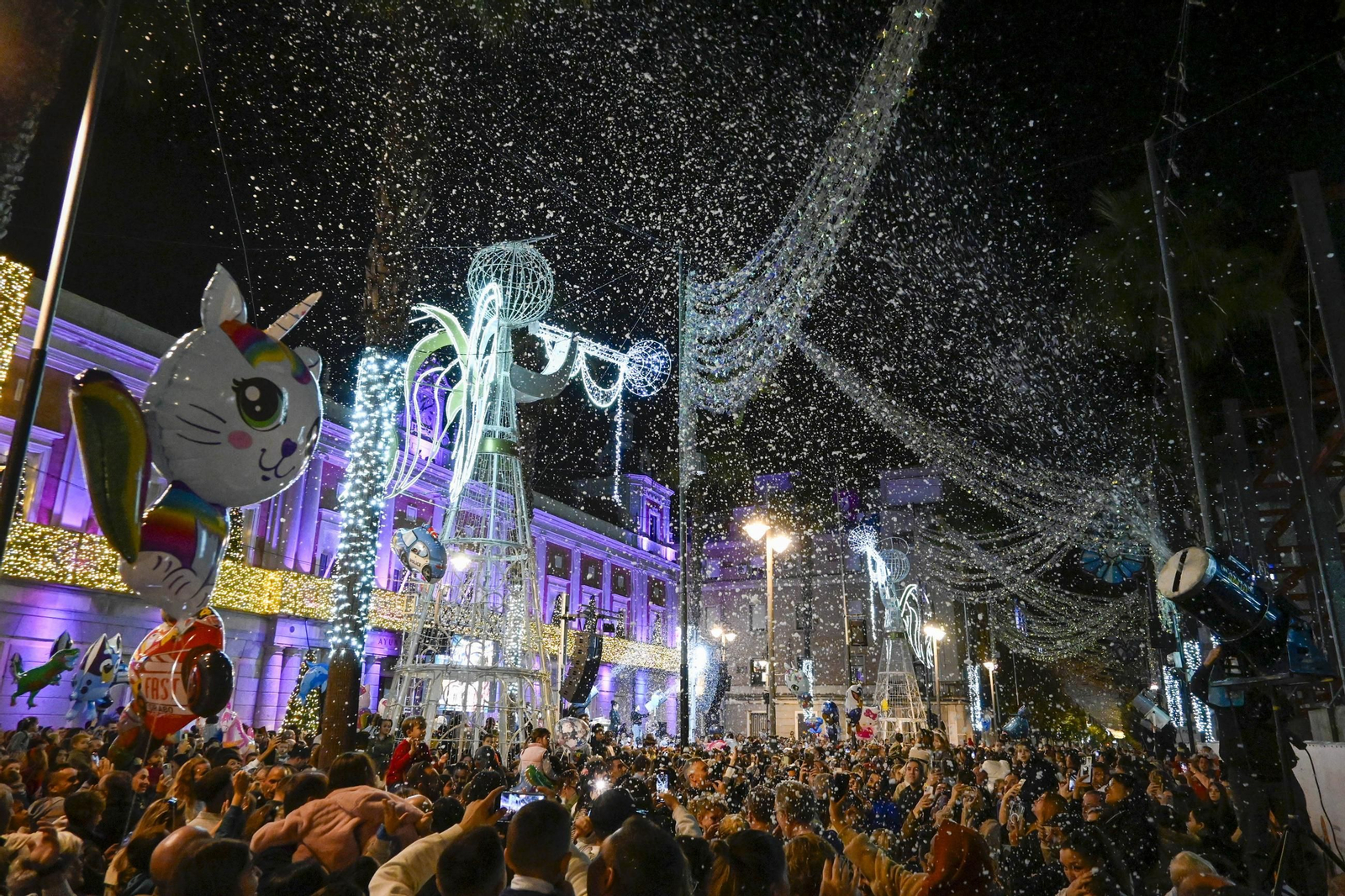 Imágenes de la nevada y alumbrado navideño en Huelva
