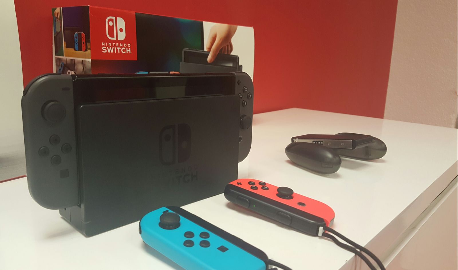 La Nintendo Switch en su caja con los mandos