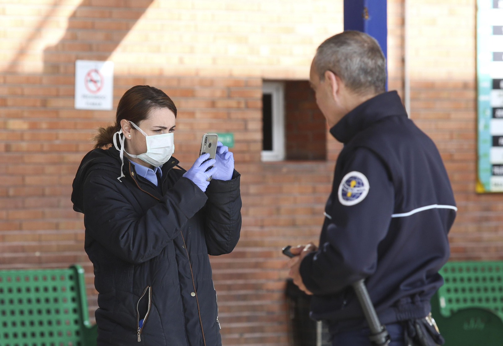 La UME desinfecta en Málaga la estación de autobuses y el puerto, en fotos