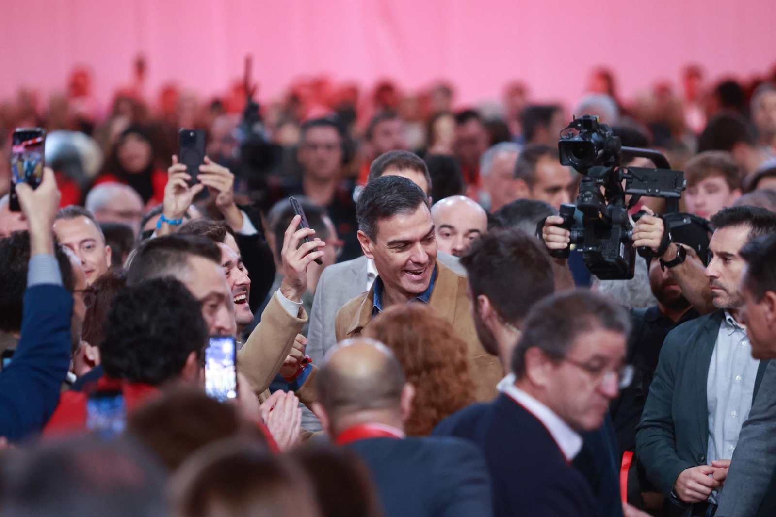Pedro Sánchez durante su entrada en el plenario Pedro Sánchez durante su entrada en el plenario