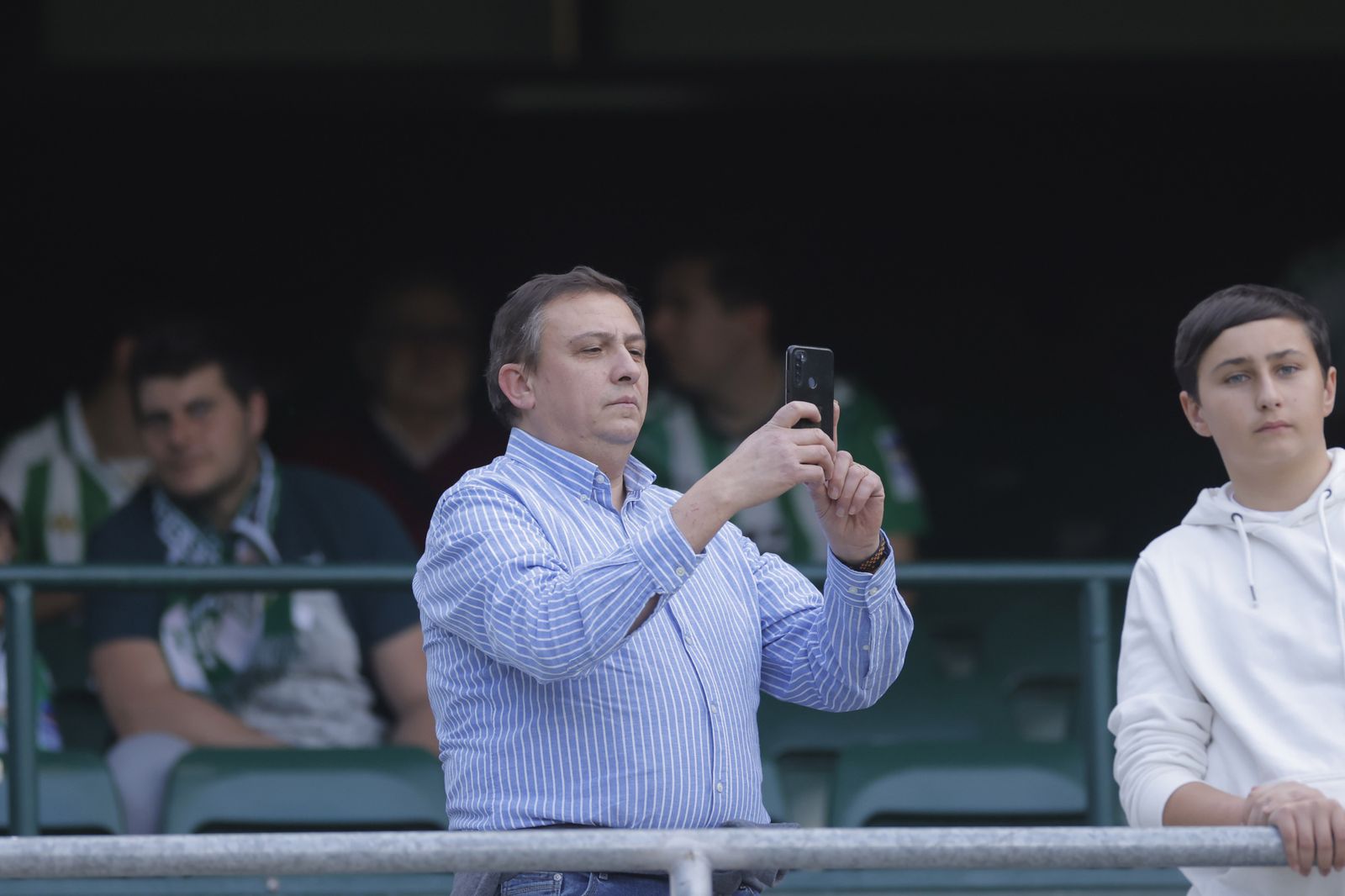 Búscate en las fotos del Betis-Manchester