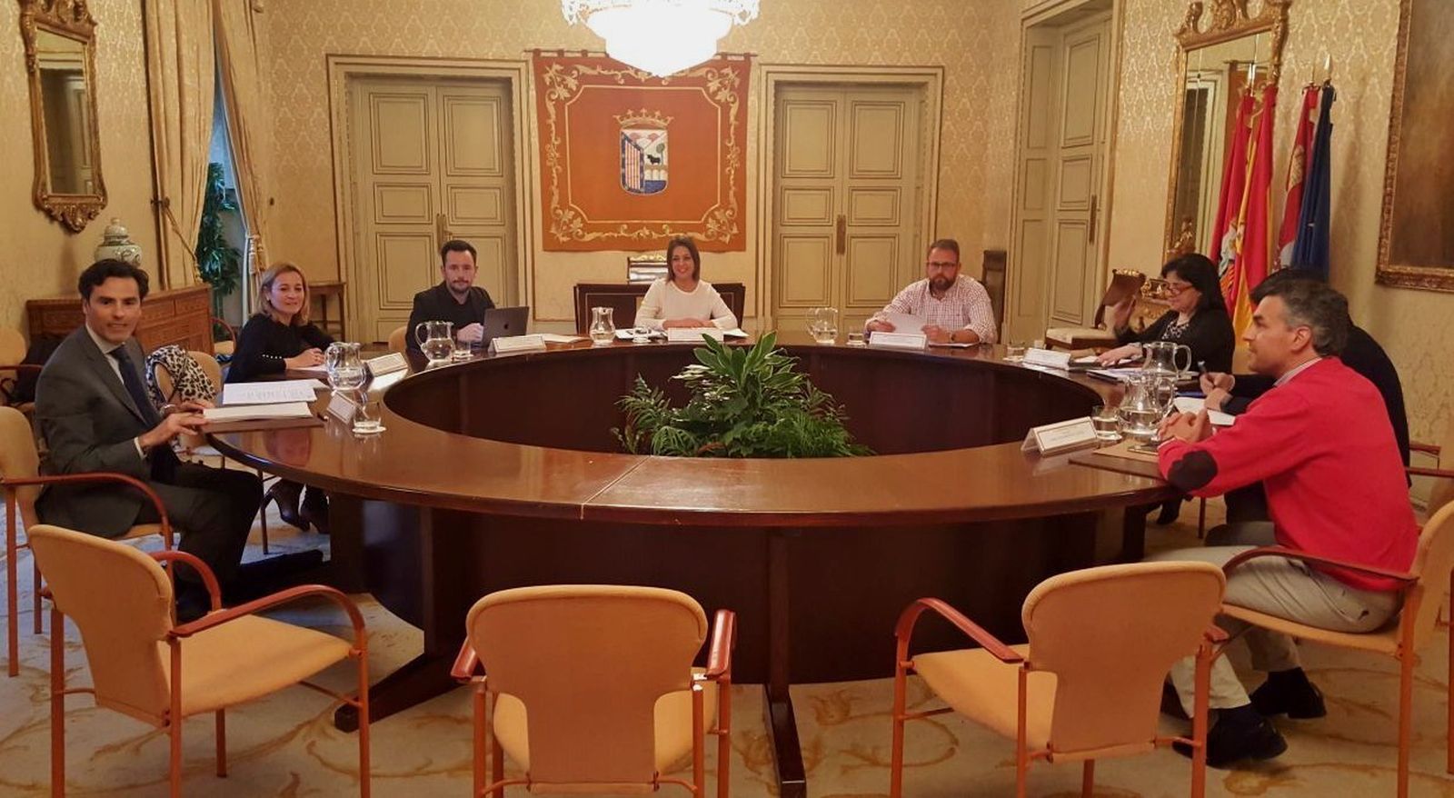 La alcaldesa, Isabel Ambrosio, preside la asamblea general de las Ciudades Patrimonio.