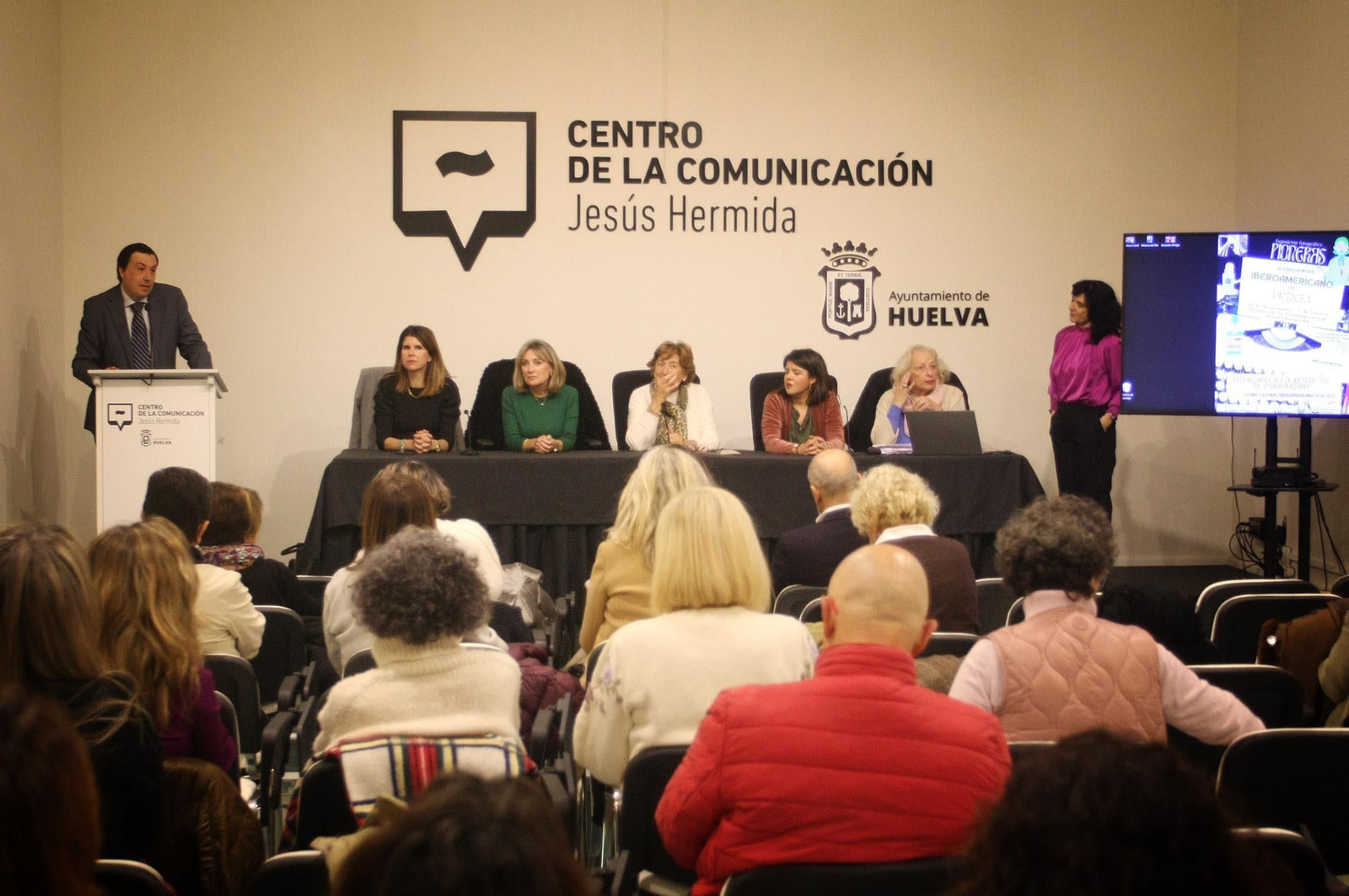 Imágenes de la mesa redonda "La presencia de la mujer en el periodismo" y exposición fotográfica "Pioneras", en el Centro de Comunicación Jesús Hermida, Huelva