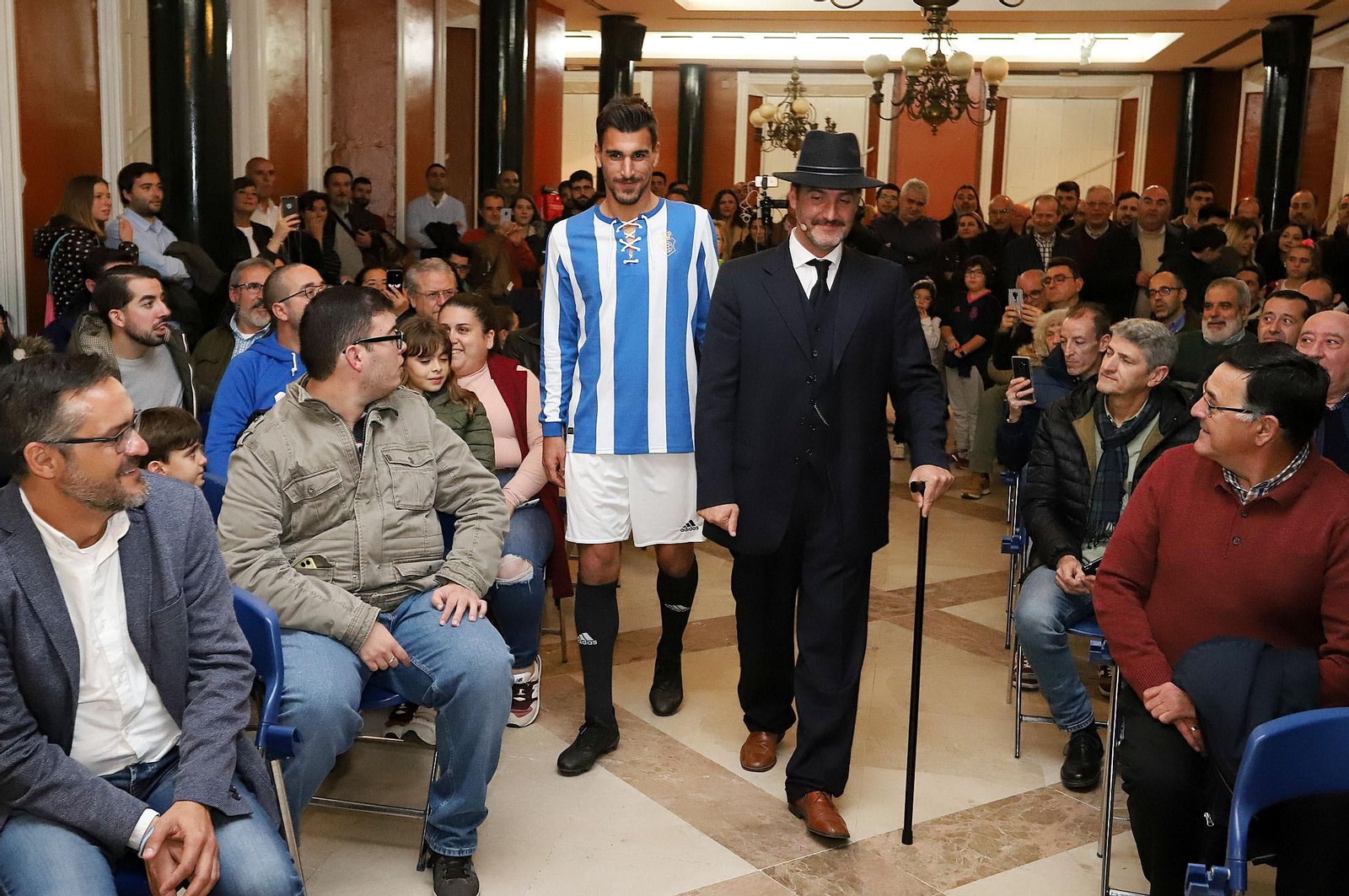 Imágenes de la camiseta del 130 aniversario del Recreativo de Huelva