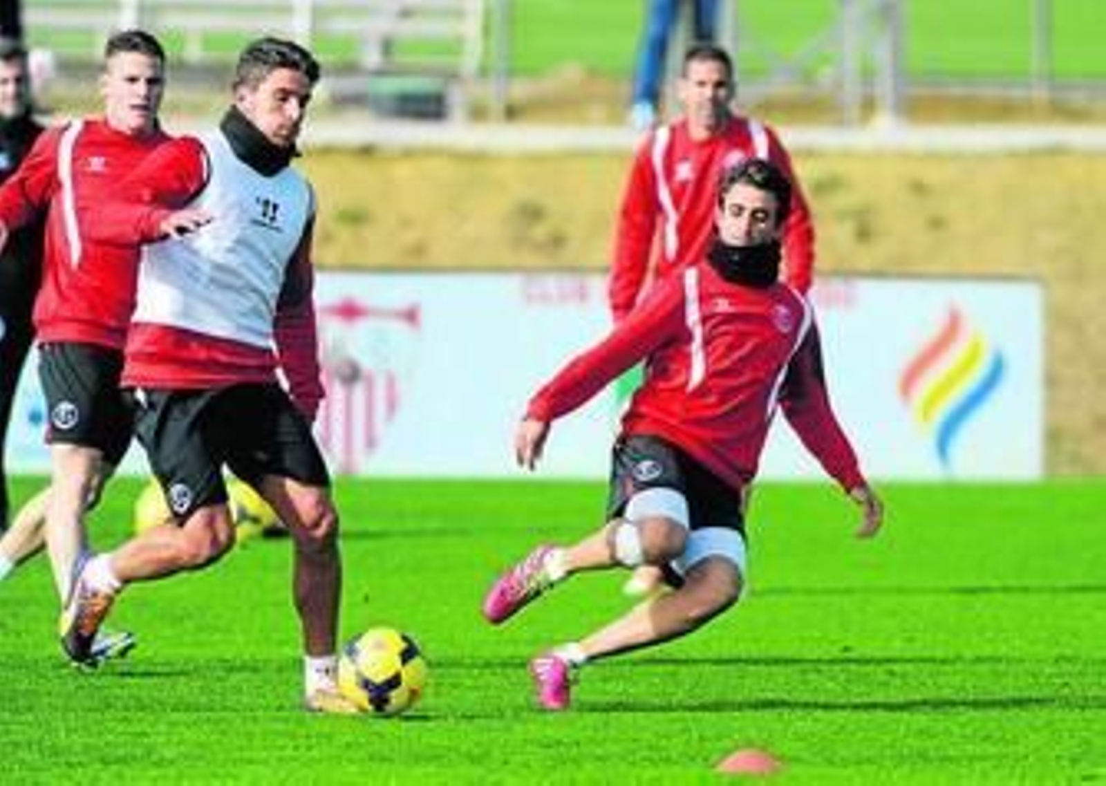 Carriço conduce el balón hostigado por Pareja y ante la mirada de Gameiro.