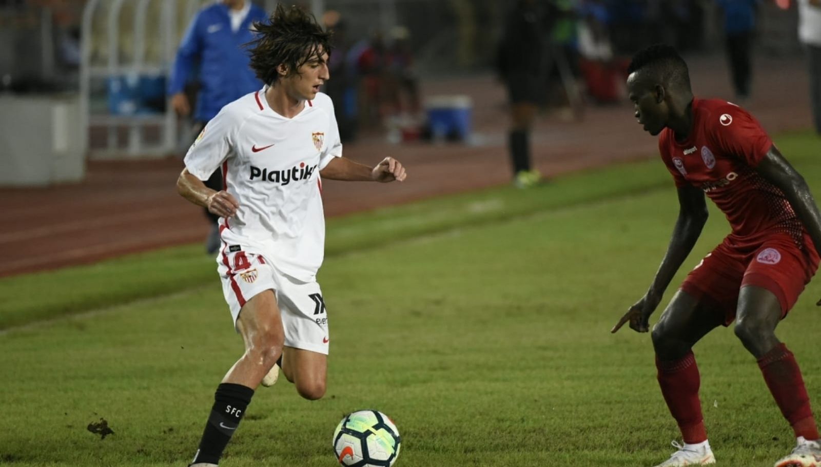 Bryan Gil encara a un contrario del Simba en el Estadio Nacional de Tanzania.