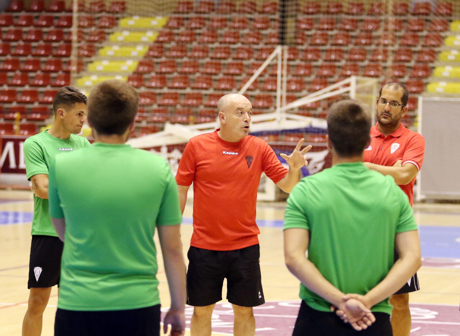 Macario se dirige a sus jugadores durante un entrenamiento.