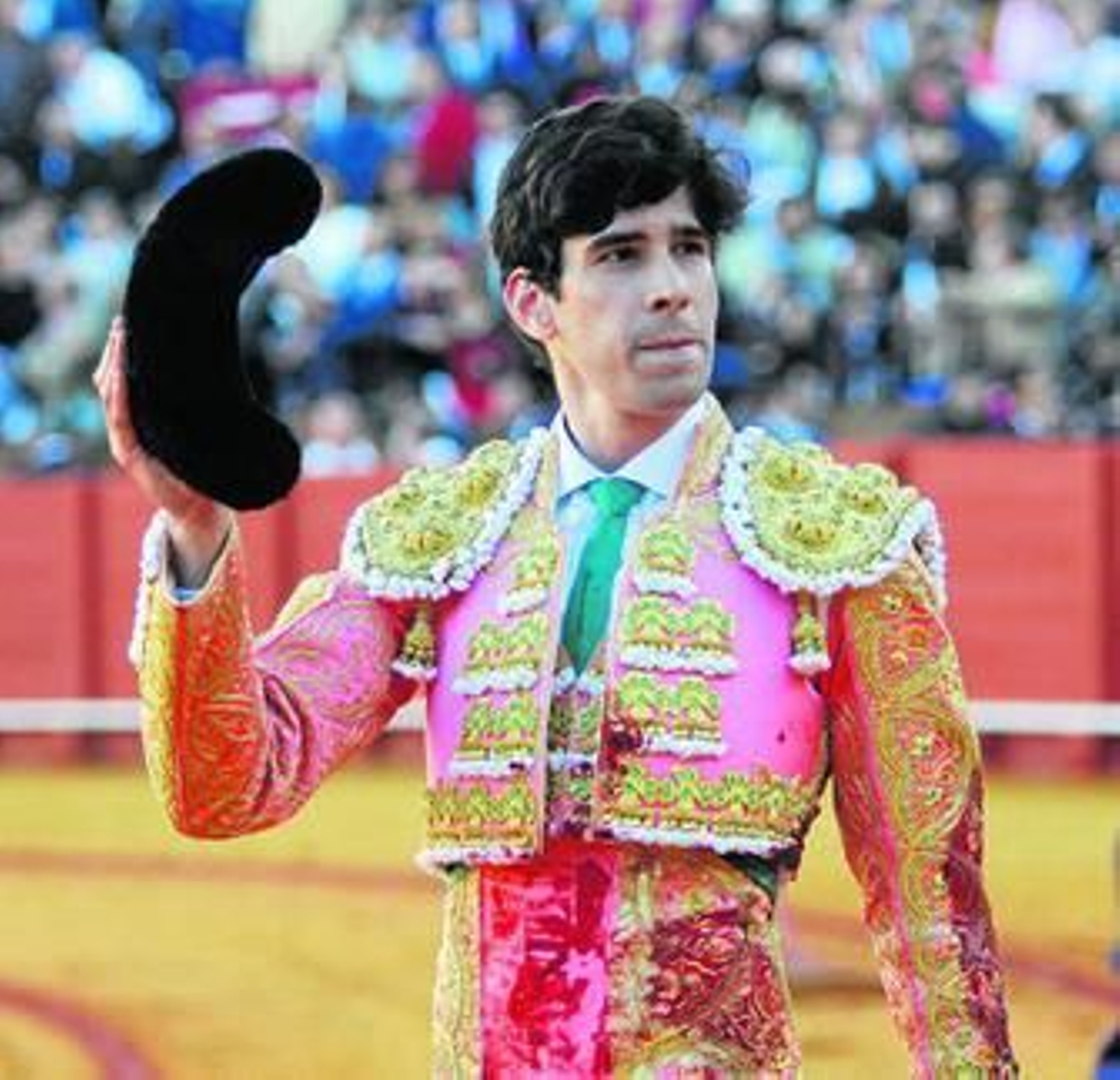 El diestro saluda al respetable, ayer, en la Maestranza.