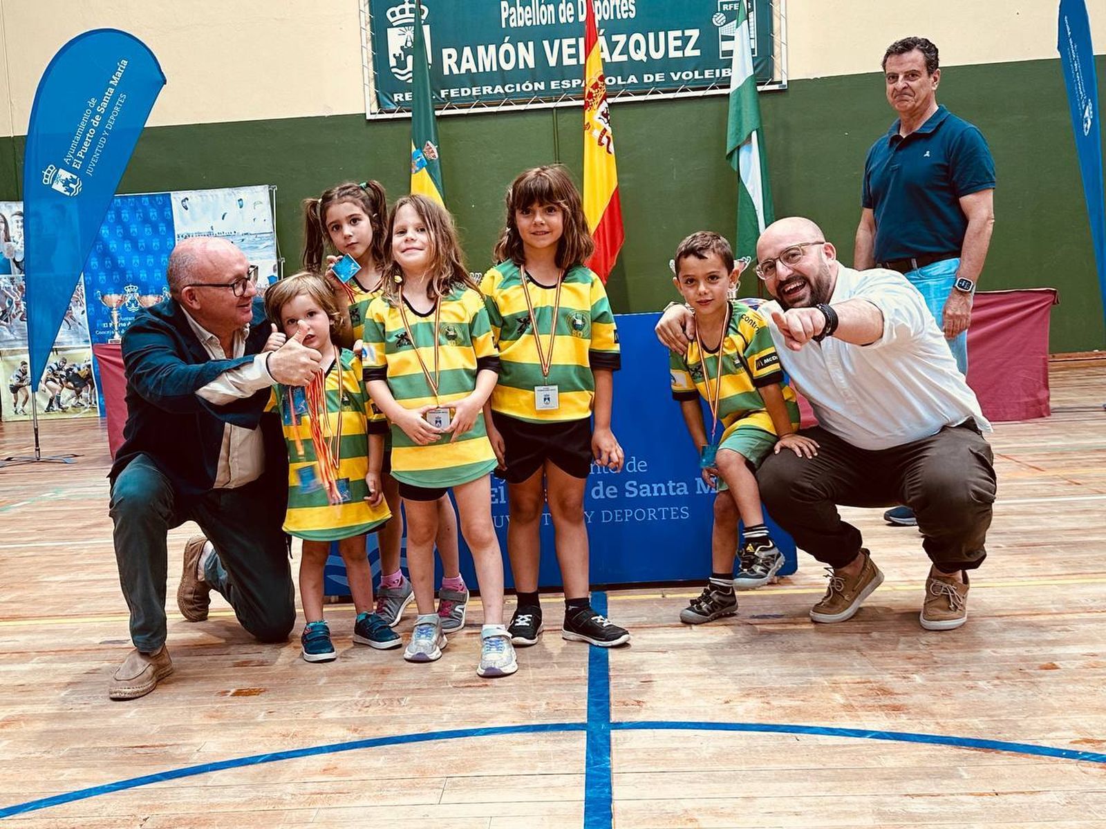 El alcalde y el concejal de Deportes han clausurado los juegos deportivos en el  pabellón Ramón Velázquez .