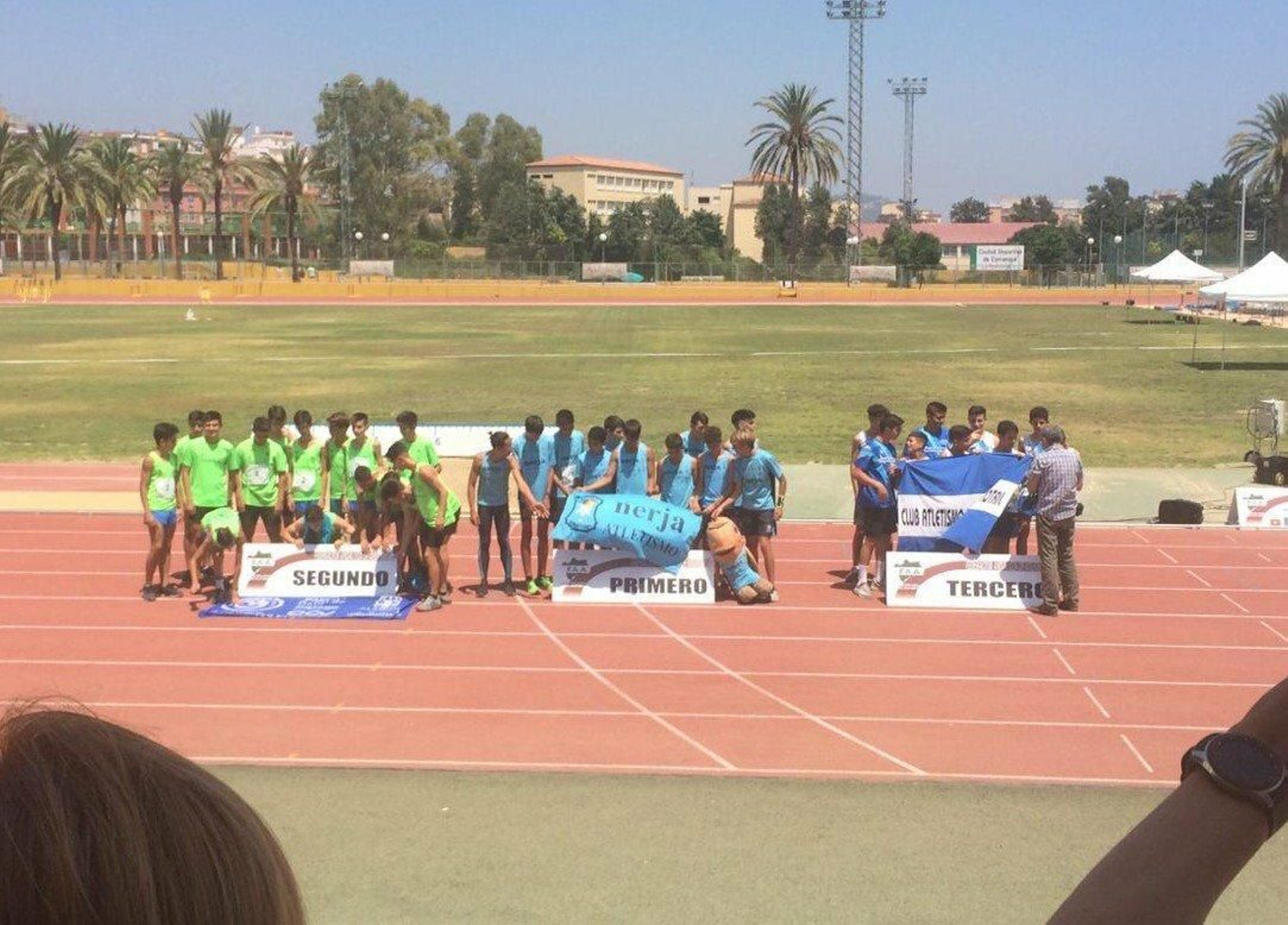 Los clubes ganadores, posando como premiados.