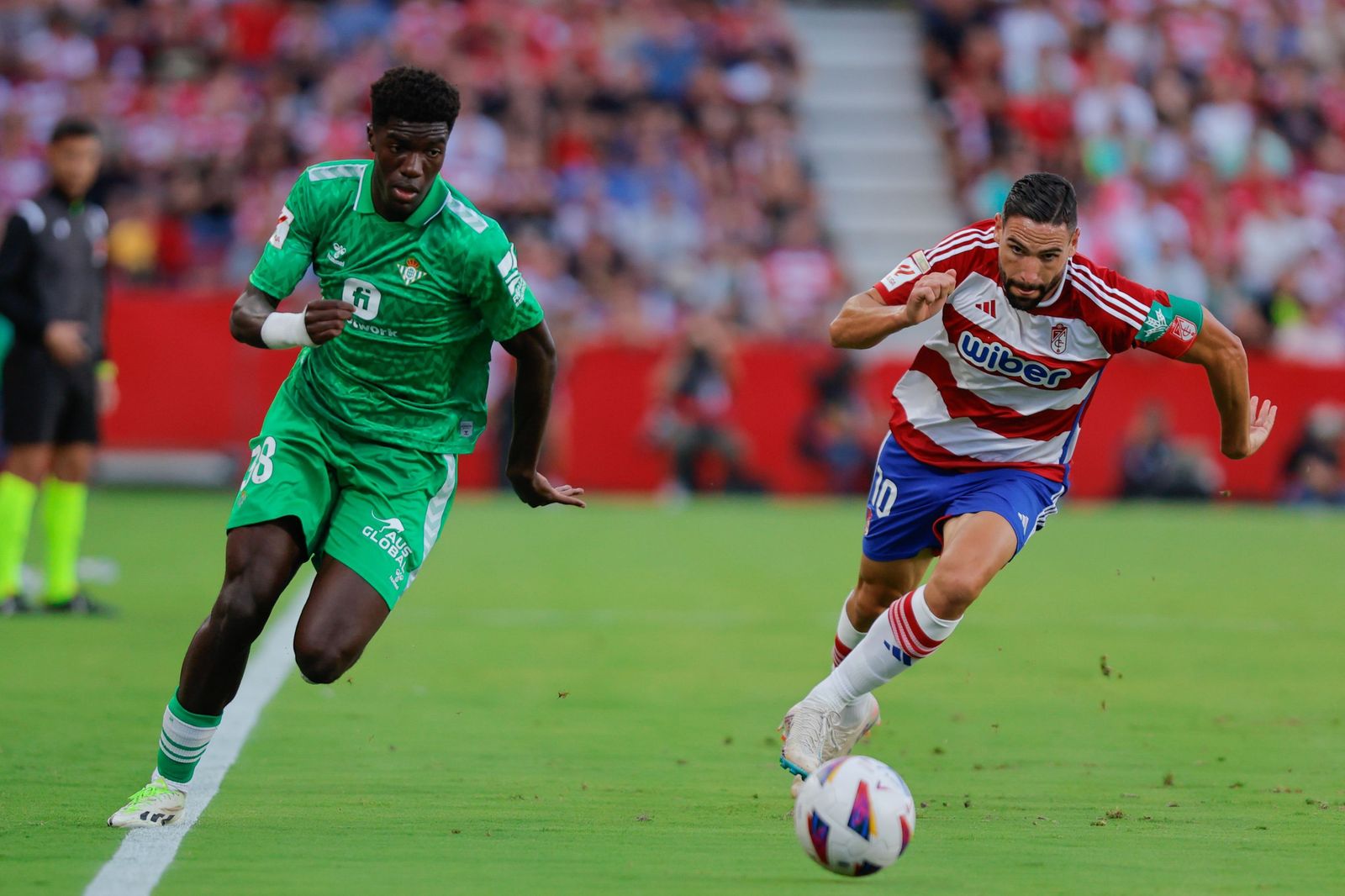 Assane Diao reta en su carrera a Antonio Puertas.