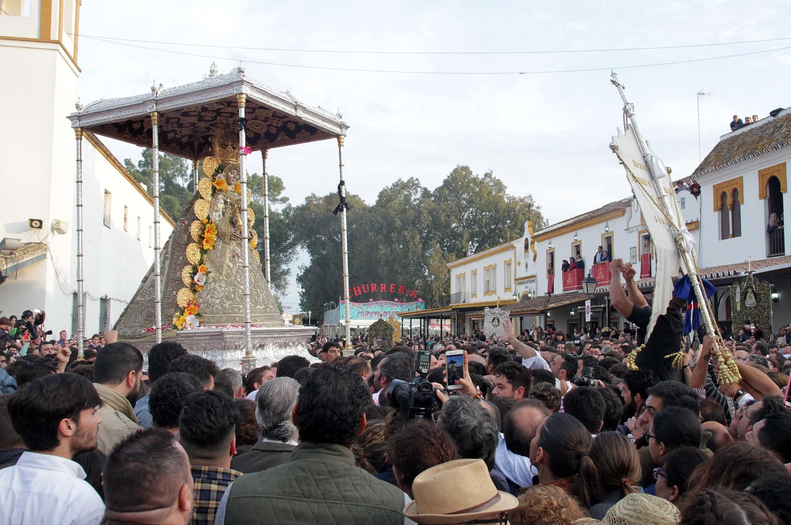 Las imágenes de la procesión de la Virgen del Rocío por la aldea en el Lunes de Pentecostés