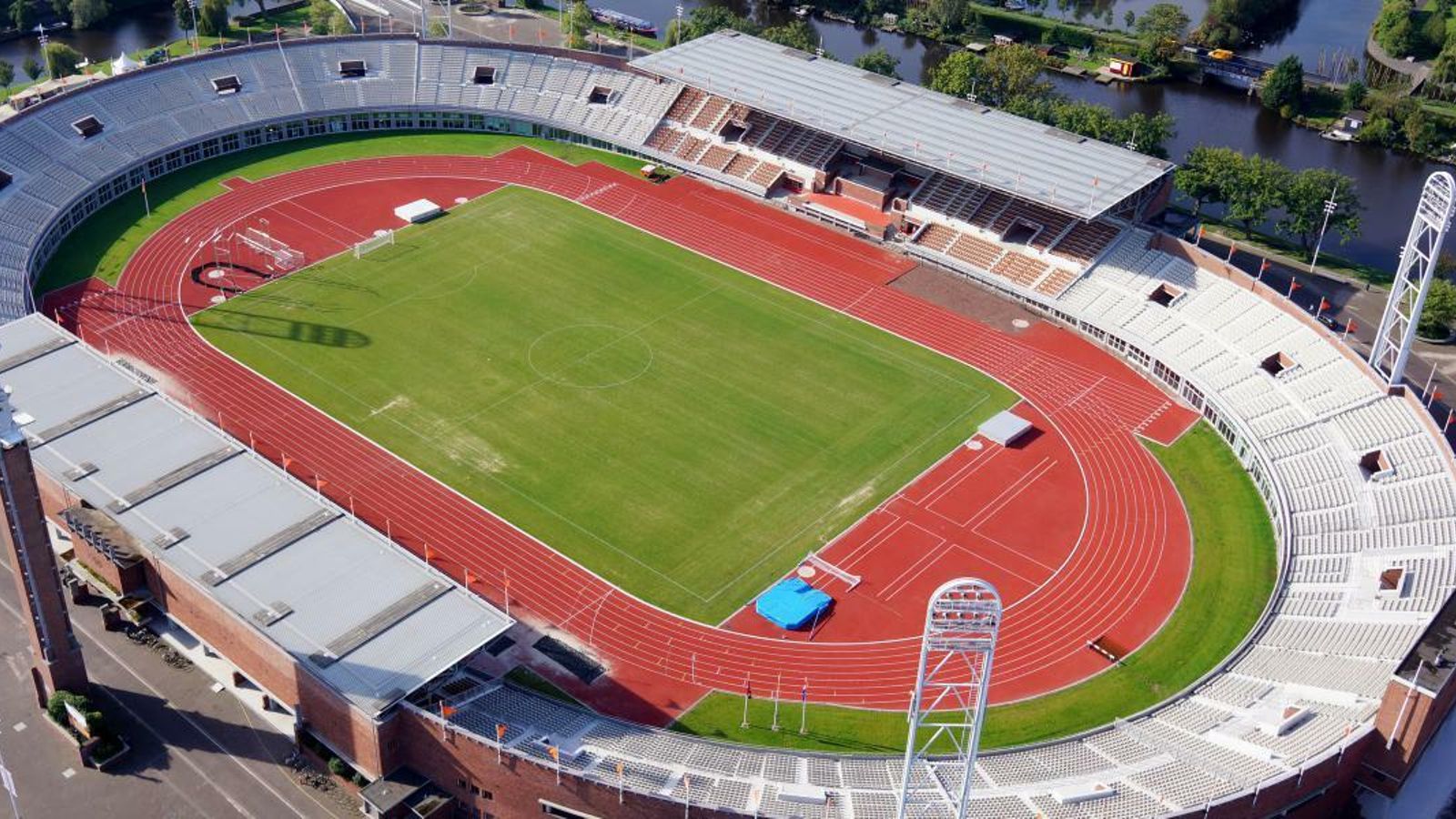 Han sido los encargados de acomodar los asientos del Olímpico de Amsterdam